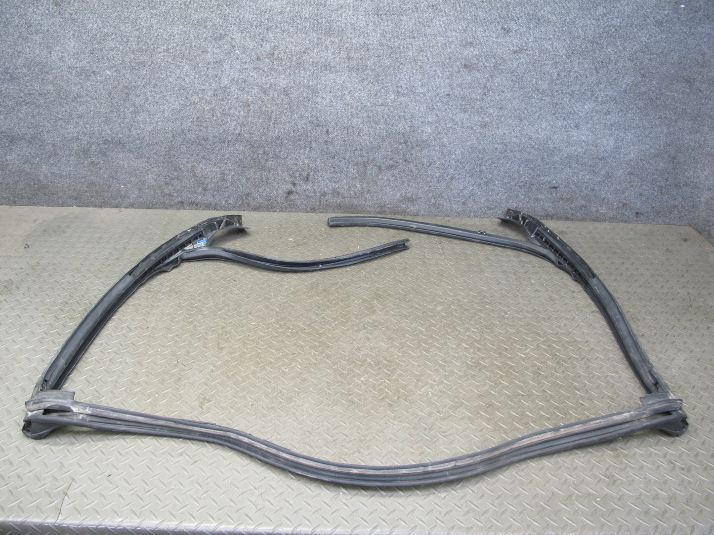 10-15 Lexus IS350 IS250 Convert Front Windshield Weatherstrip Rubber Seal OEM