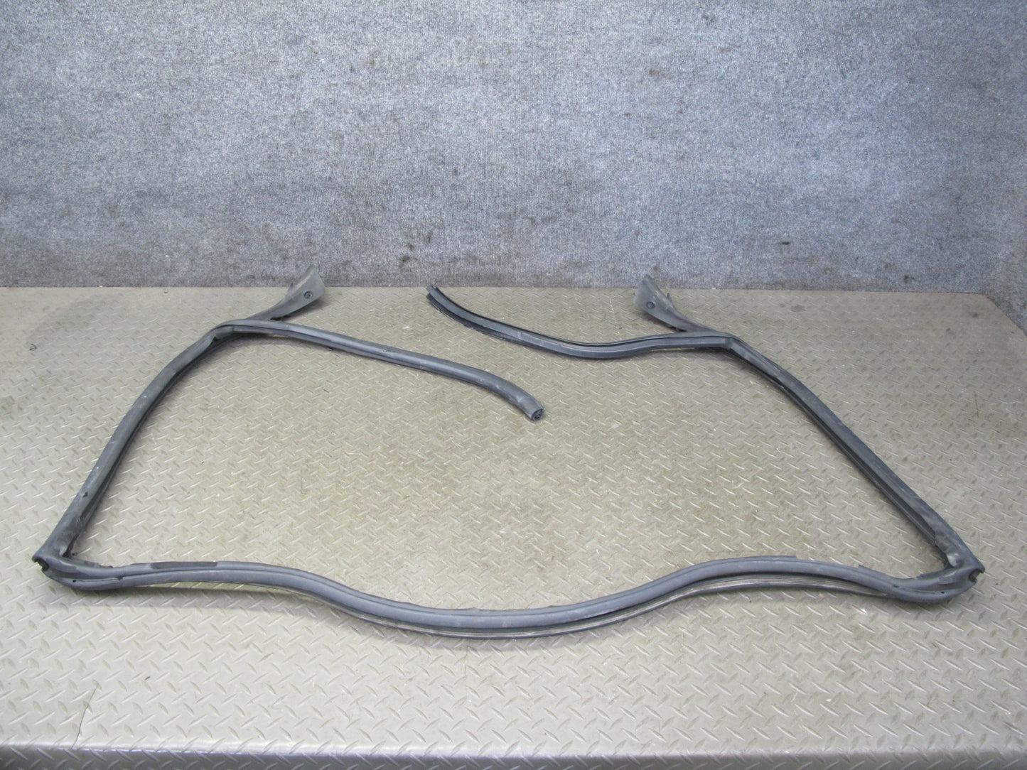 10-15 Lexus IS350 IS250 Convert Front Windshield Weatherstrip Rubber Seal OEM
