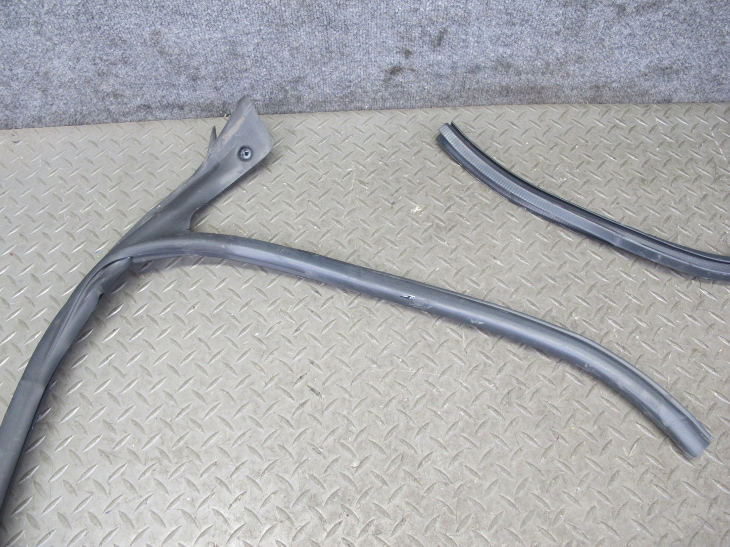 10-15 Lexus IS350 IS250 Convert Front Windshield Weatherstrip Rubber Seal OEM