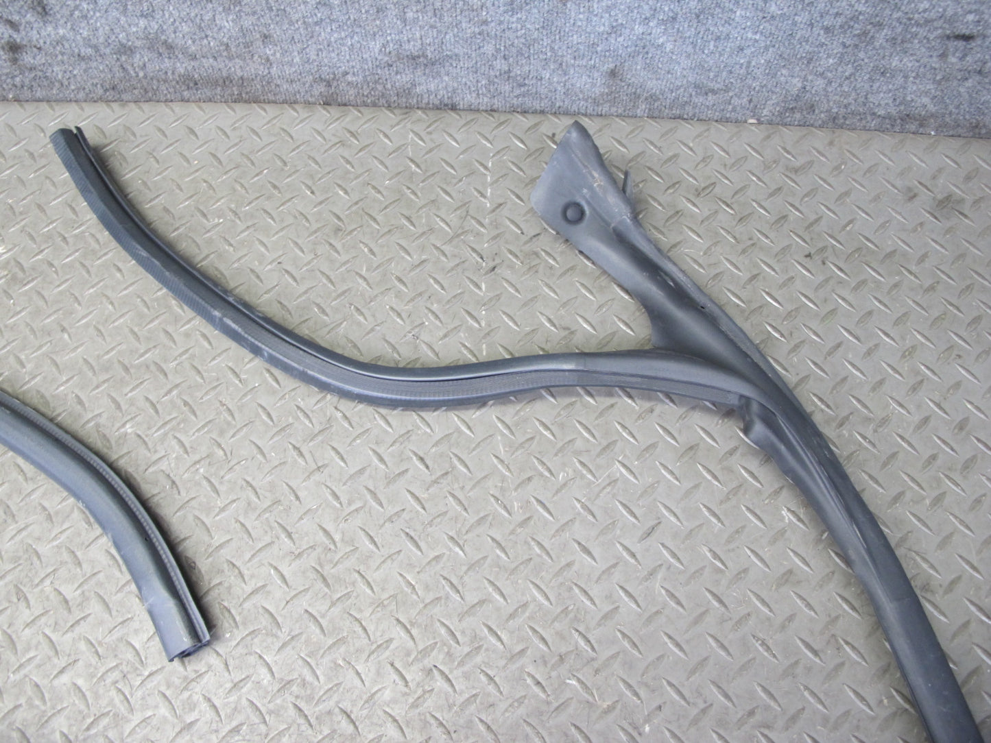 10-15 Lexus IS350 IS250 Convert Front Windshield Weatherstrip Rubber Seal OEM