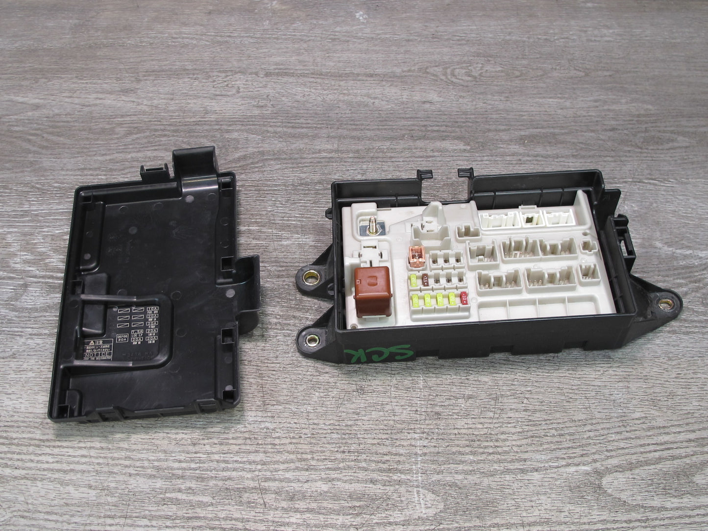 02-10 Lexus Z40 SC430 Rear Trunk Fuse Relay Box Module 82670-24092 OEM
