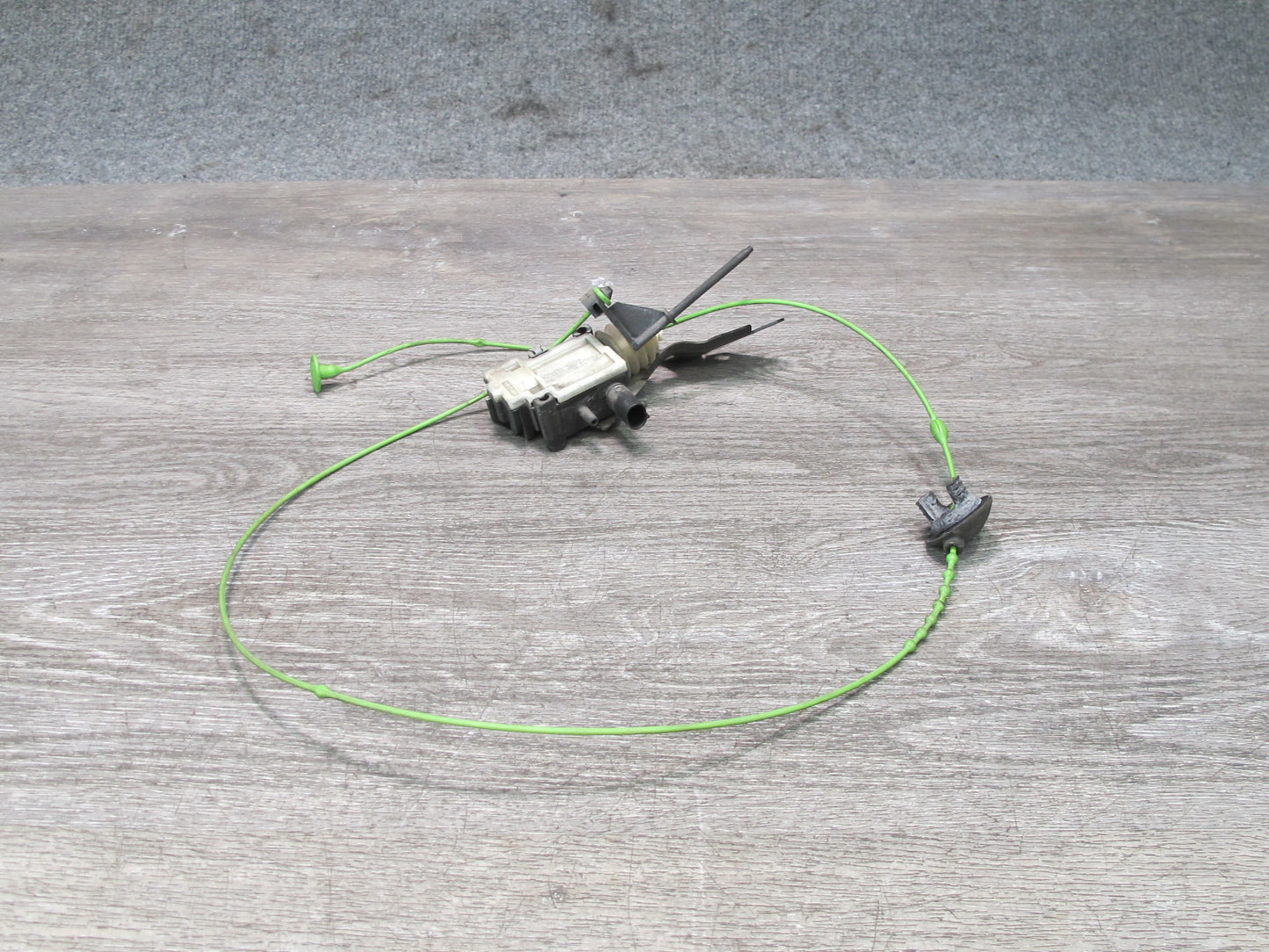 09-16 BMW E89 Z4 Fuel Tank Filler Door Lid Actuator Motor 7200675 OEM