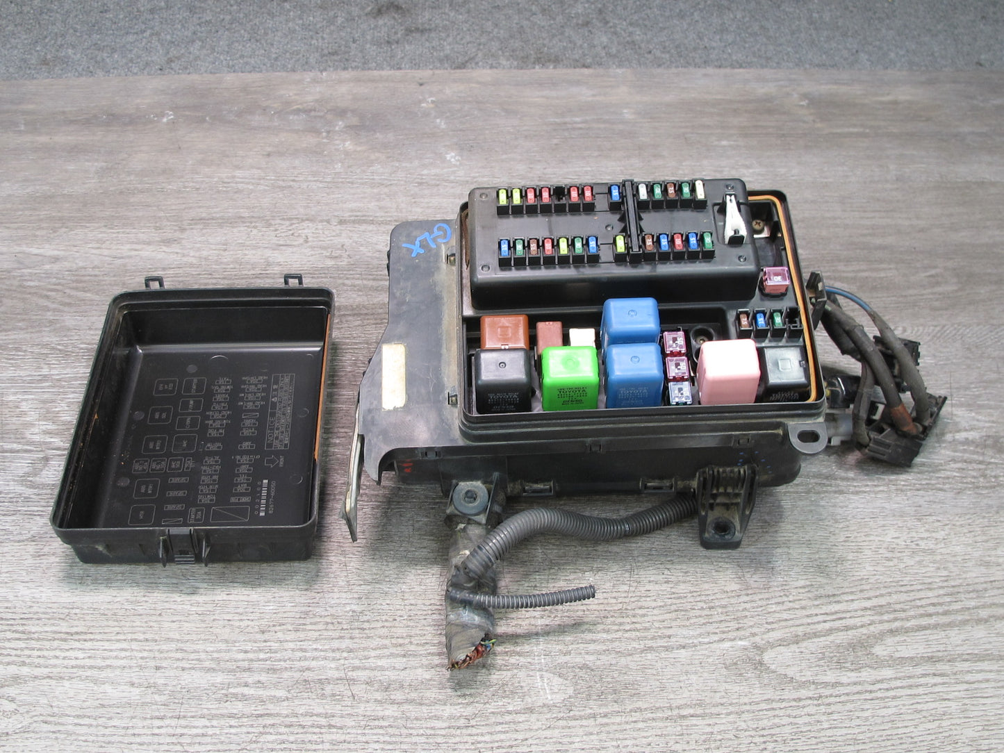 2003-2007 Lexus UZJ100L LX470 Under Hood Power Distribution Fuse Relay Box