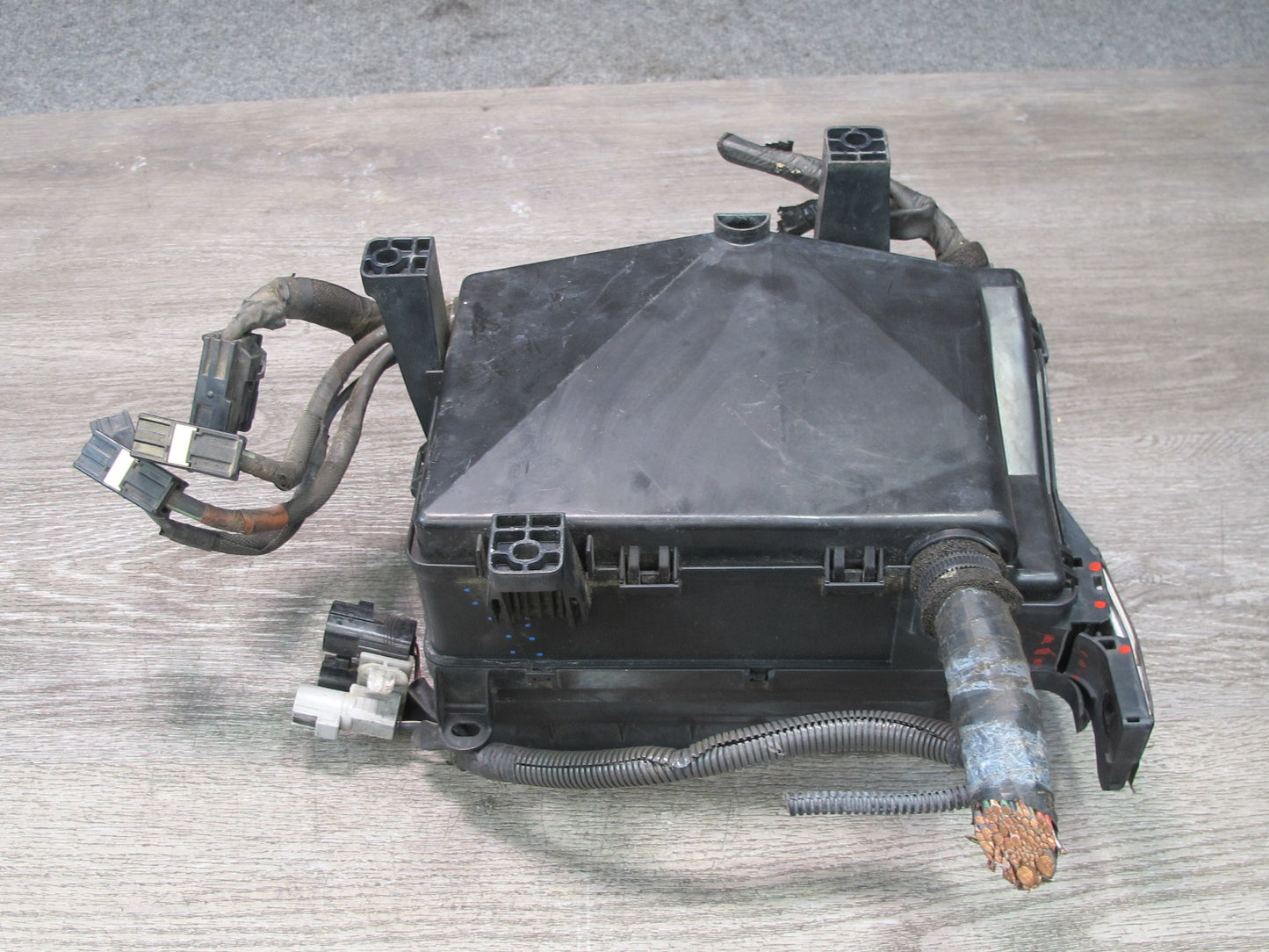 2003-2007 Lexus UZJ100L LX470 Under Hood Power Distribution Fuse Relay Box