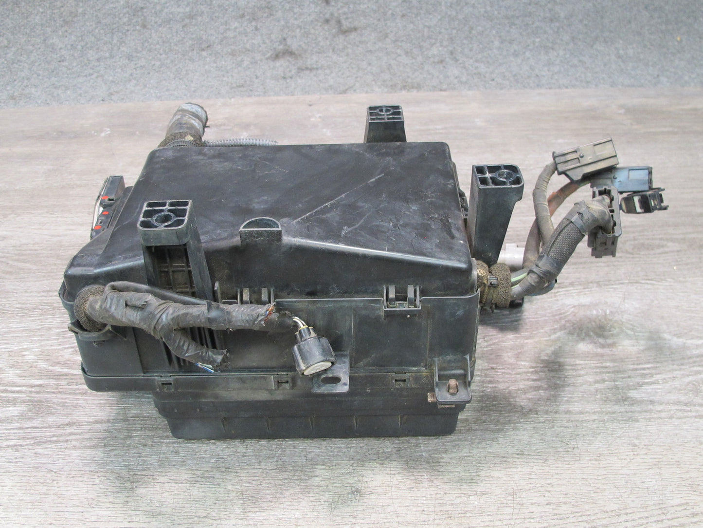 2003-2007 Lexus UZJ100L LX470 Under Hood Power Distribution Fuse Relay Box