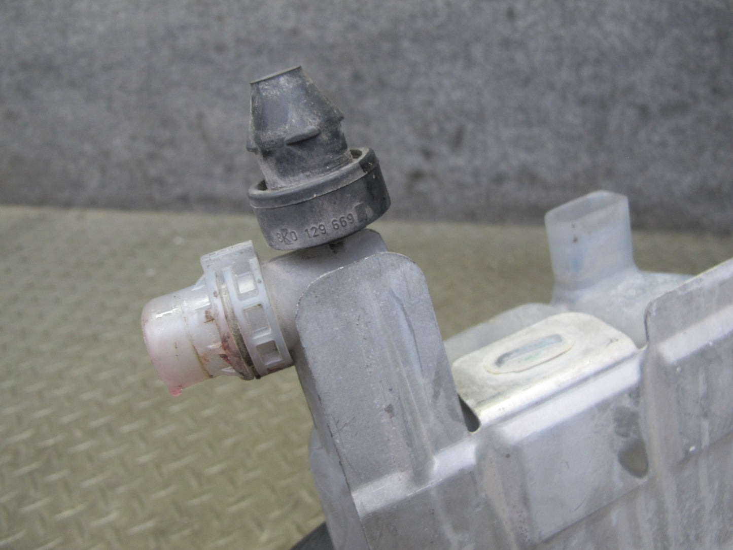 10-16 Audi Q5 S5 S4 Engine Coolant Expansion Overflow Reservoir Bottle OEM