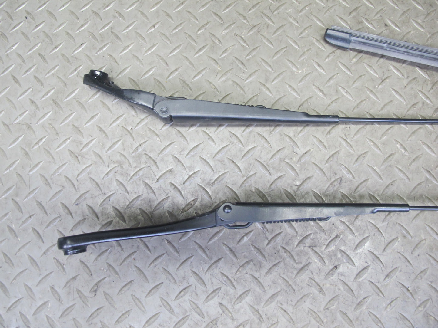 09-16 Audi A4 S4 B8 Set of 2 Front Left & Right Windshield Wiper Arm OEM