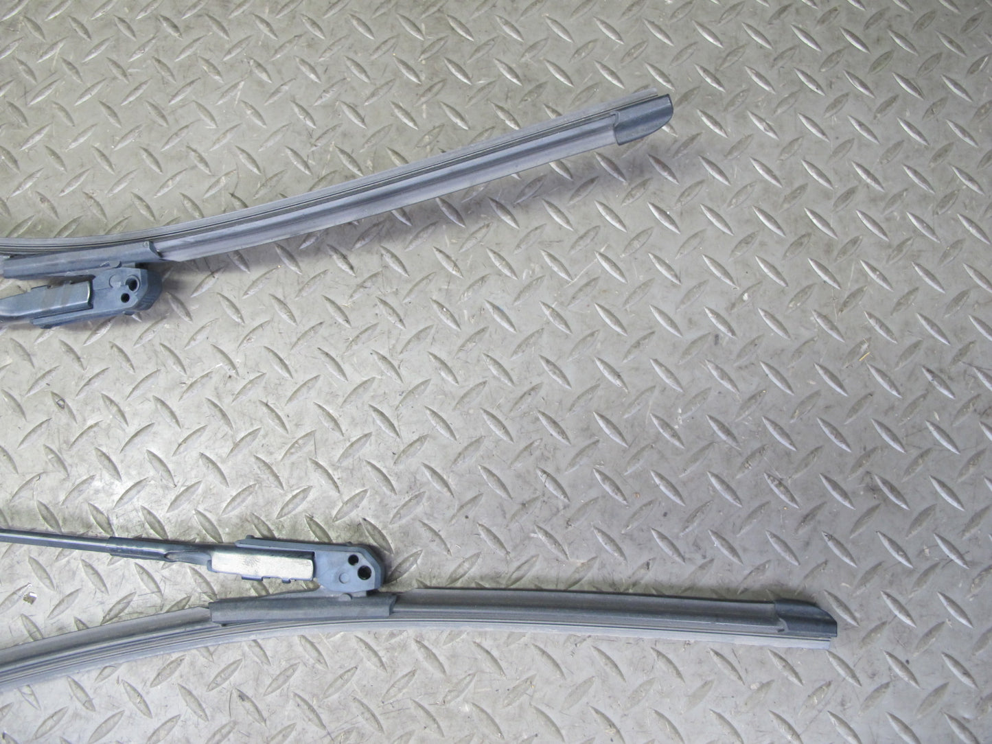 09-16 Audi A4 S4 B8 Set of 2 Front Left & Right Windshield Wiper Arm OEM