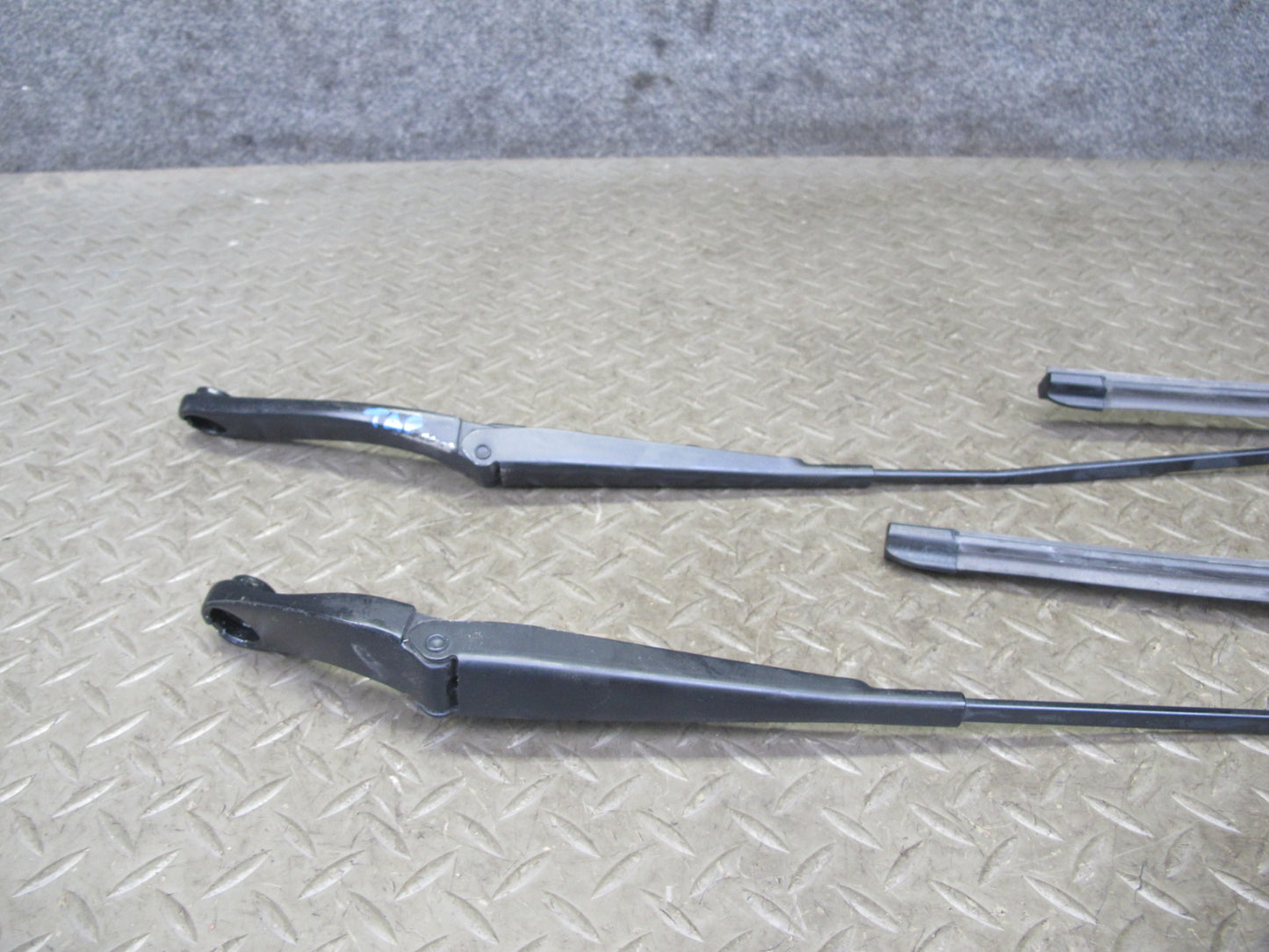 09-16 Audi A4 S4 B8 Set of 2 Front Left & Right Windshield Wiper Arm OEM