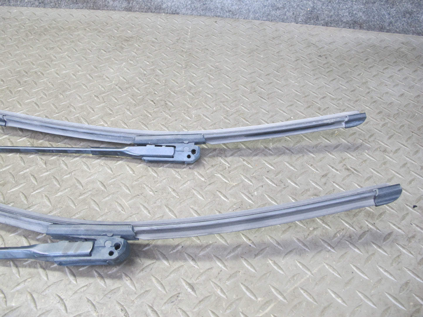 09-16 Audi A4 S4 B8 Set of 2 Front Left & Right Windshield Wiper Arm OEM