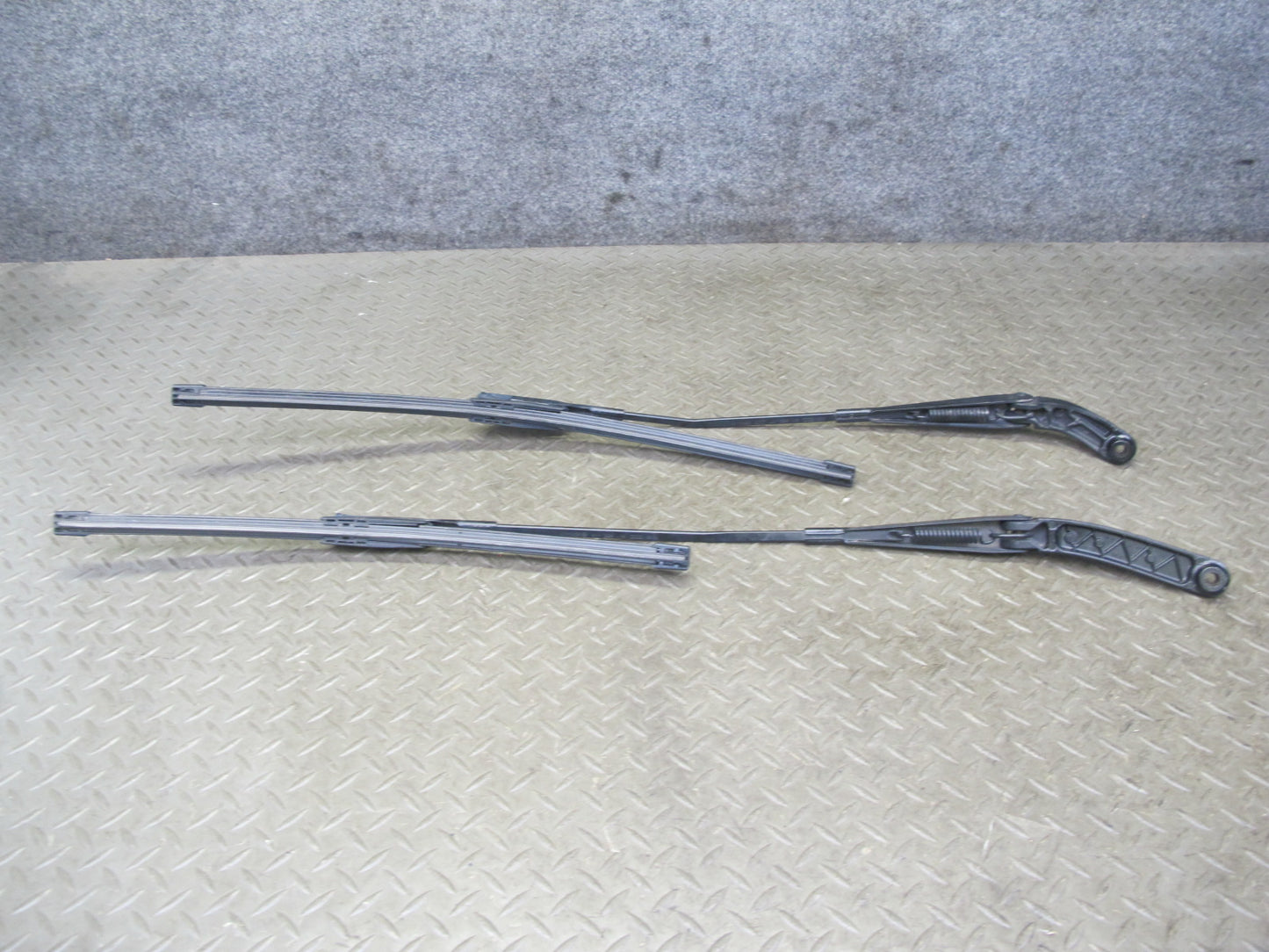 09-16 Audi A4 S4 B8 Set of 2 Front Left & Right Windshield Wiper Arm OEM