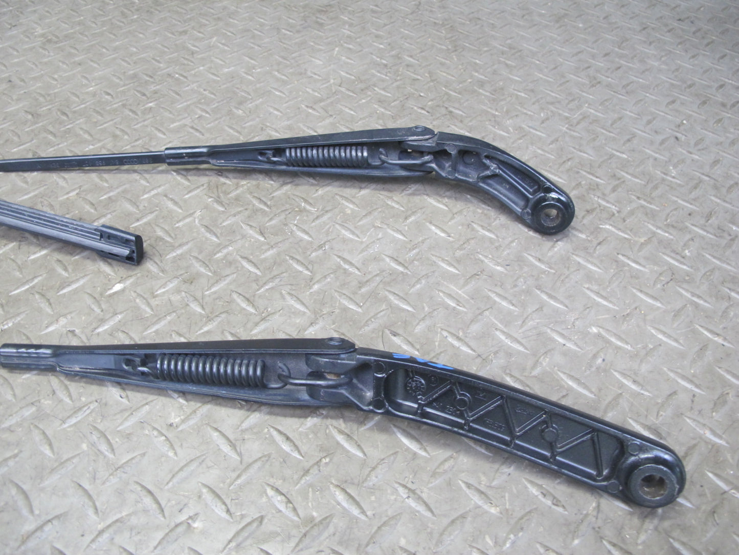 09-16 Audi A4 S4 B8 Set of 2 Front Left & Right Windshield Wiper Arm OEM