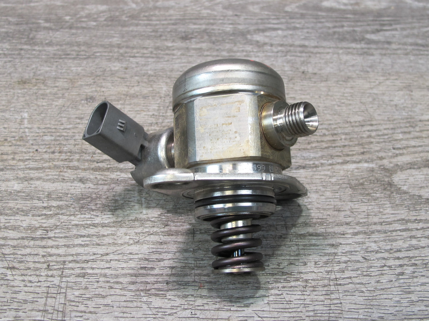 11-13 BMW F07 F10 550i Left or Right Engine High Pressure Fuel Pump 7595339 OEM