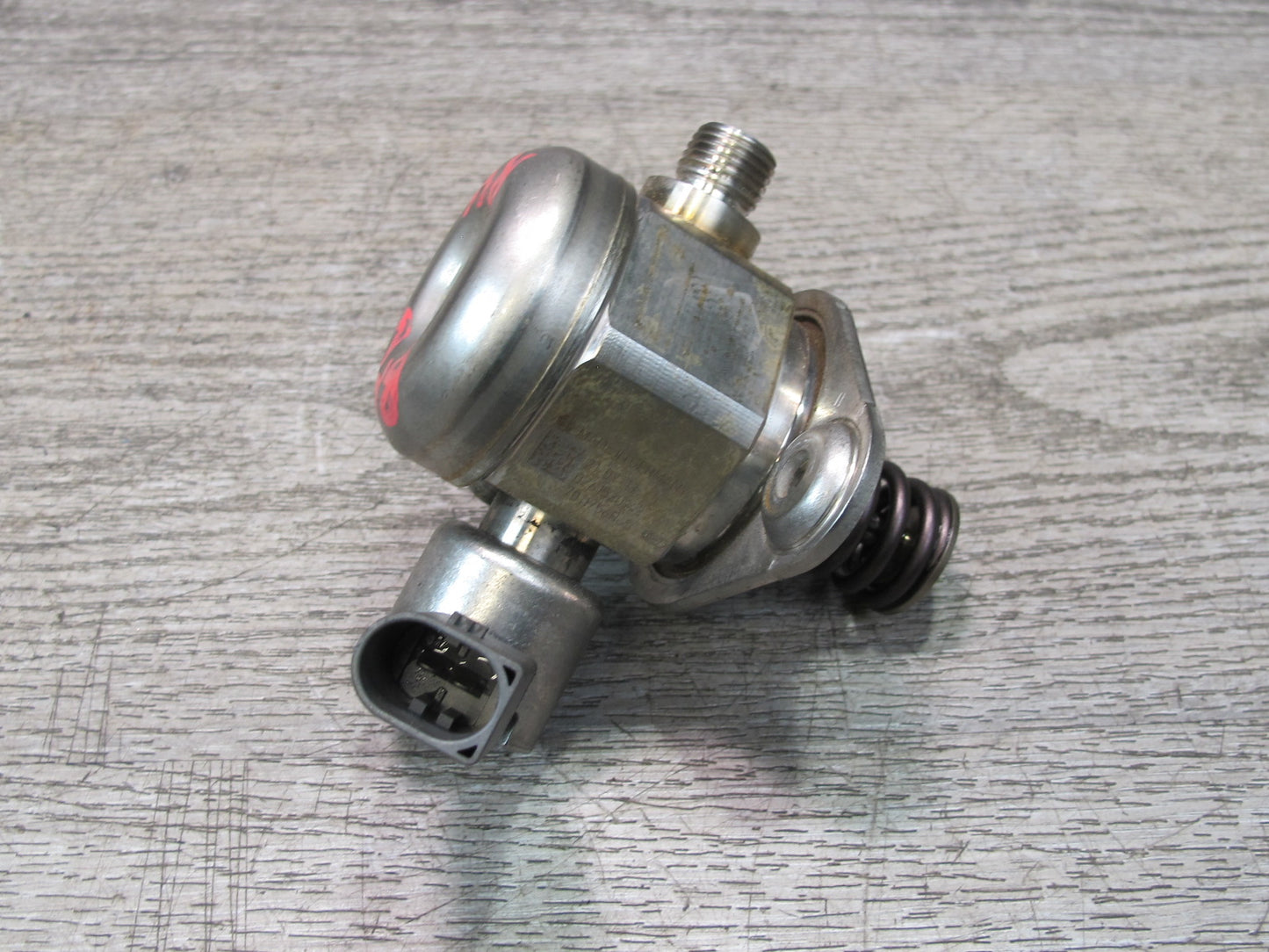 11-13 BMW F07 F10 550i Left or Right Engine High Pressure Fuel Pump 7595339 OEM