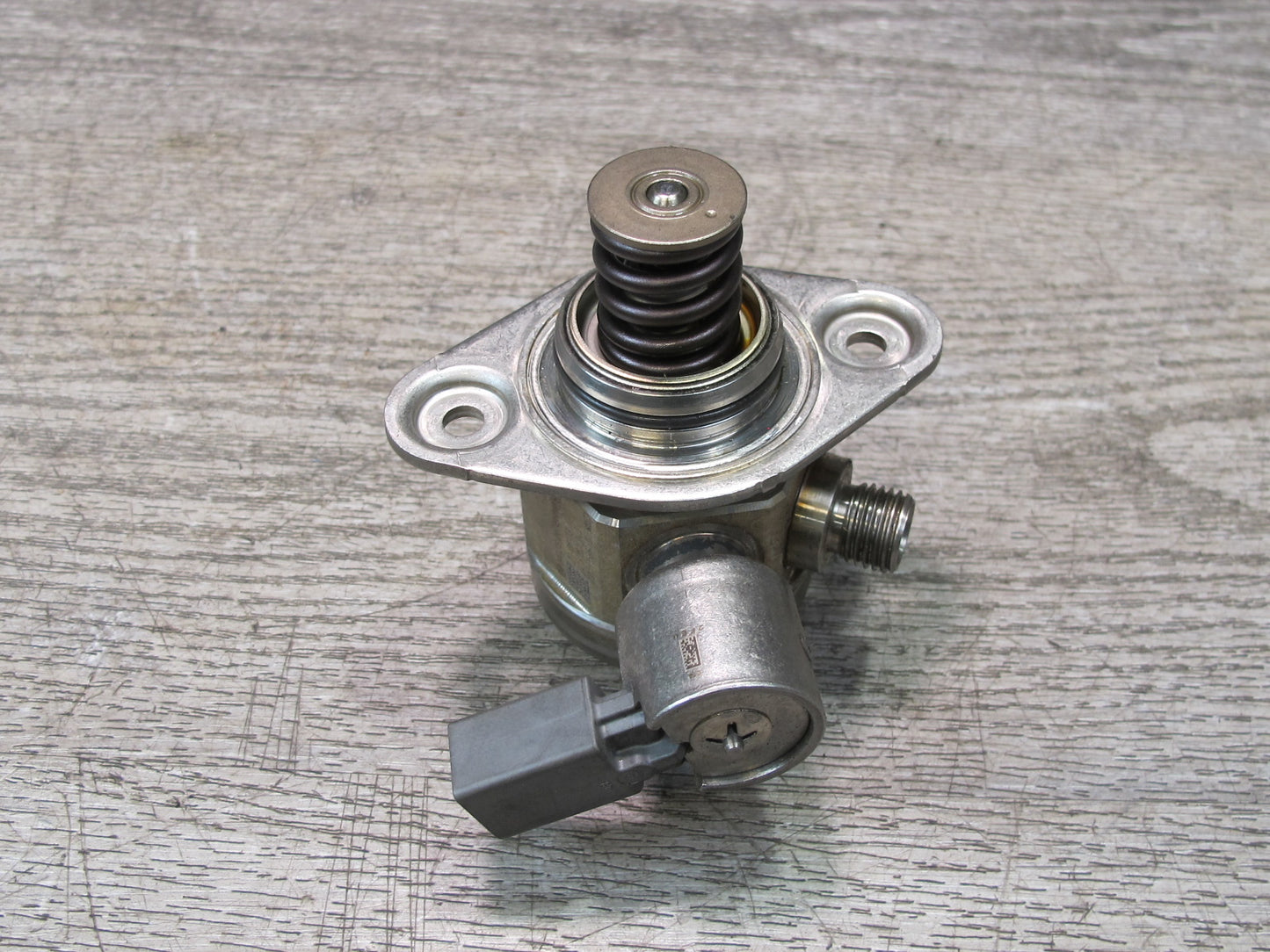 11-13 BMW F07 F10 550i Left or Right Engine High Pressure Fuel Pump 7595339 OEM