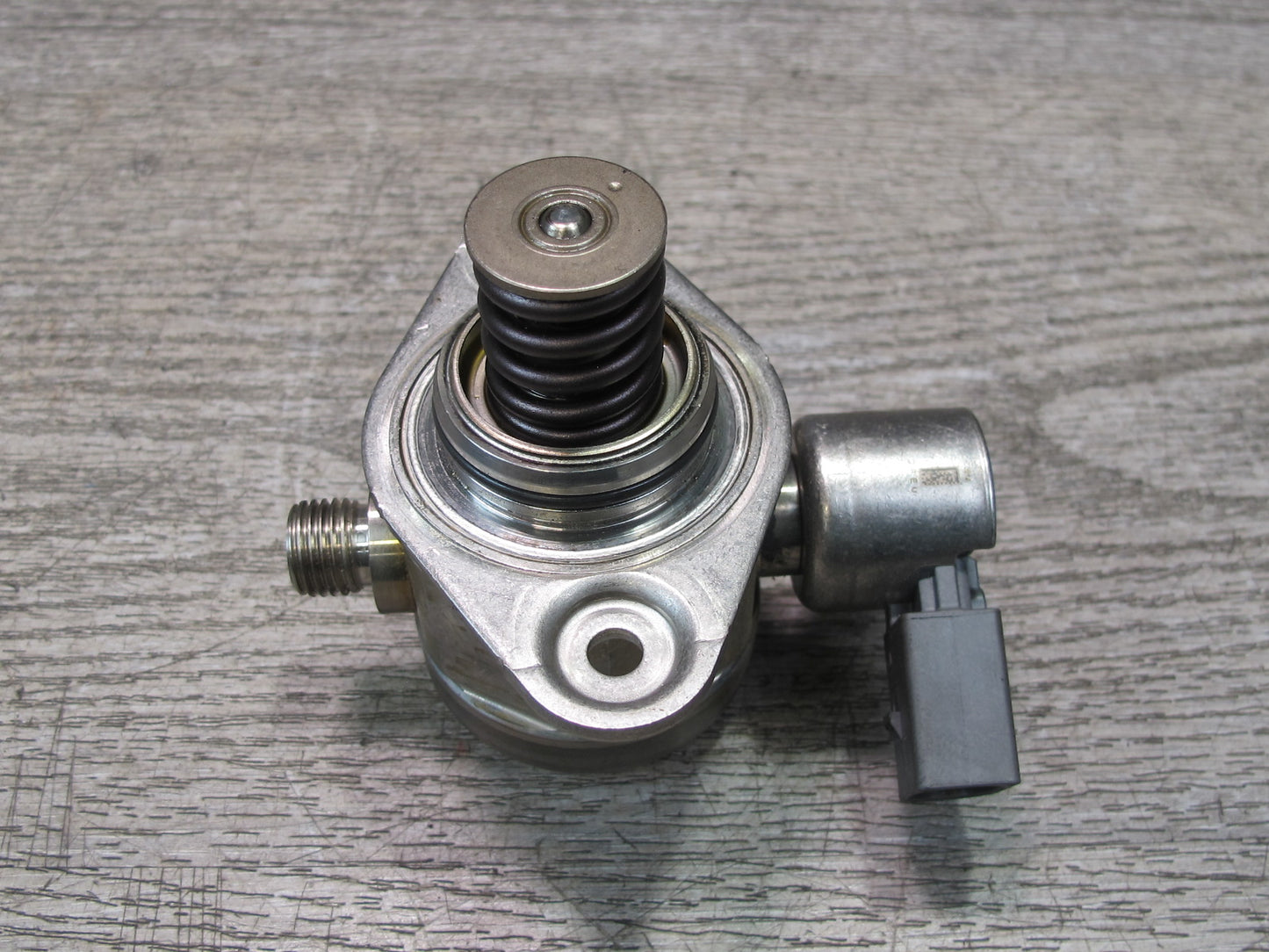 11-13 BMW F07 F10 550i Left or Right Engine High Pressure Fuel Pump 7595339 OEM