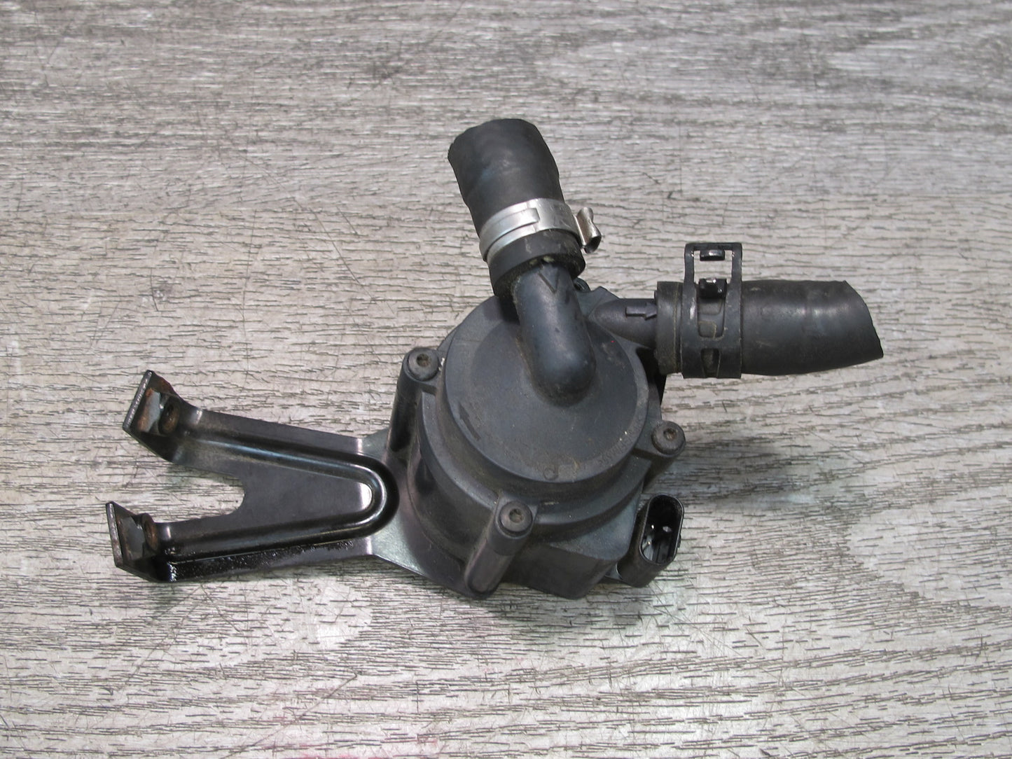11-16 BMW F01 F07 F12 F13 F10 550i N63 Auxiliary Electric Coolant Water Pump OEM