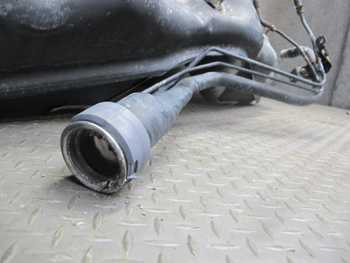 01-05 Lexus UCF30L LS430 Gas Fuel Tank w Filler Neck & Heat Shield Assembly OEM