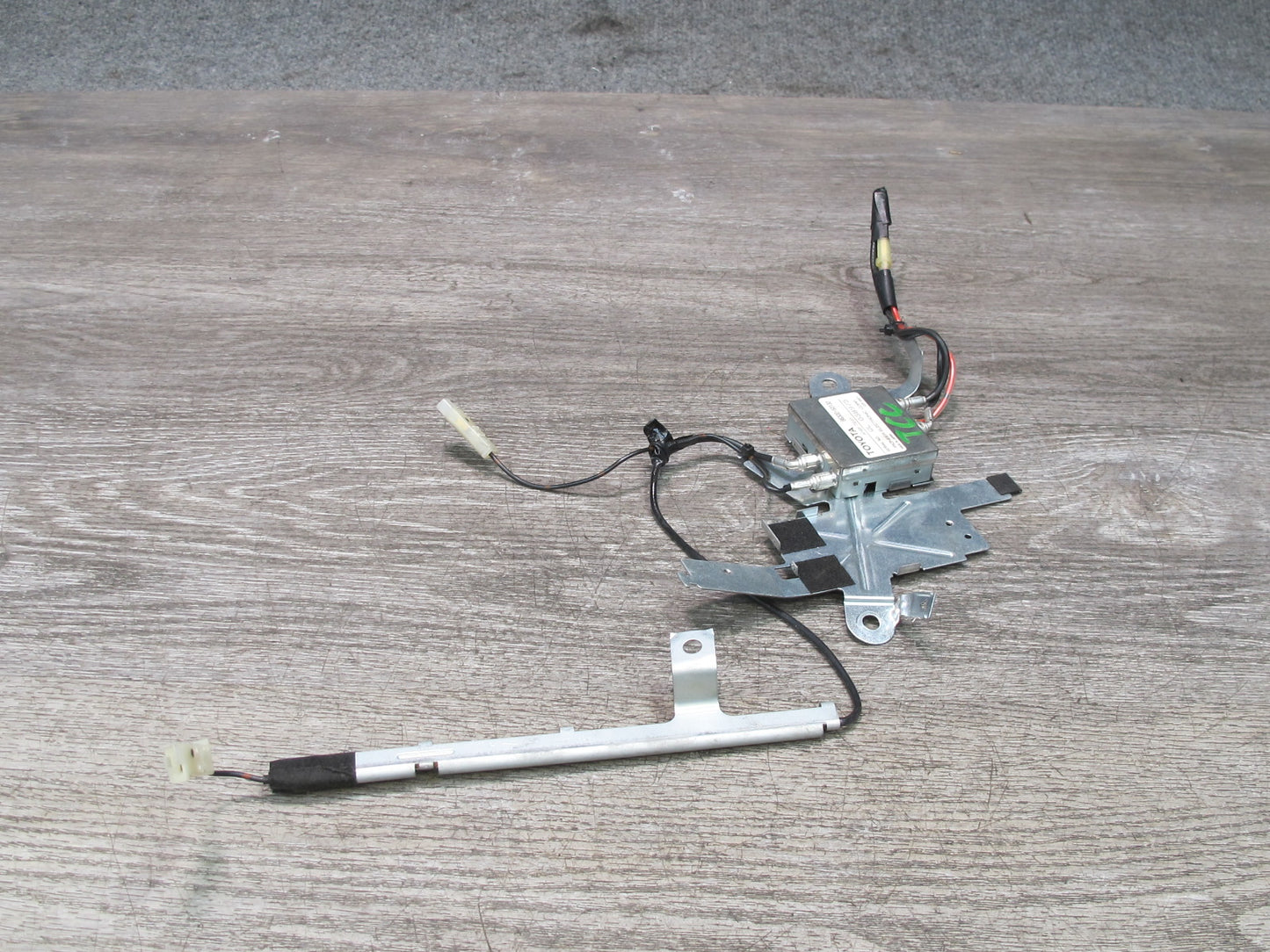 95-97 Toyota Celsior UCF20 Pioneer Antenna Cord w Mount Bracket 86300-50130 OEM