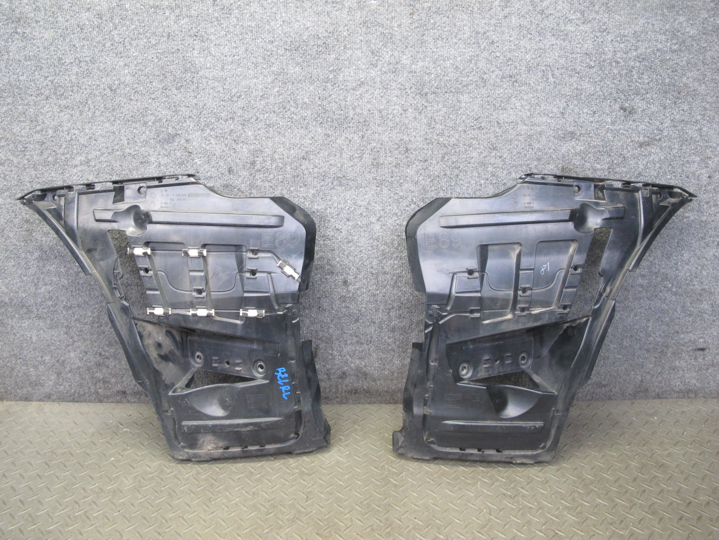 09-16 BMW E89 Z4 Set of 2 Rear Bumper Mount Guide Bracket Support OEM