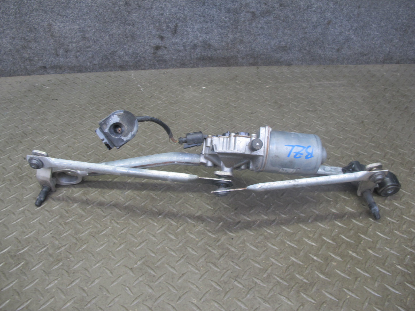 09-16 BMW E89 Z4 Windshield Wiper Transmission Linkage w Motor OEM