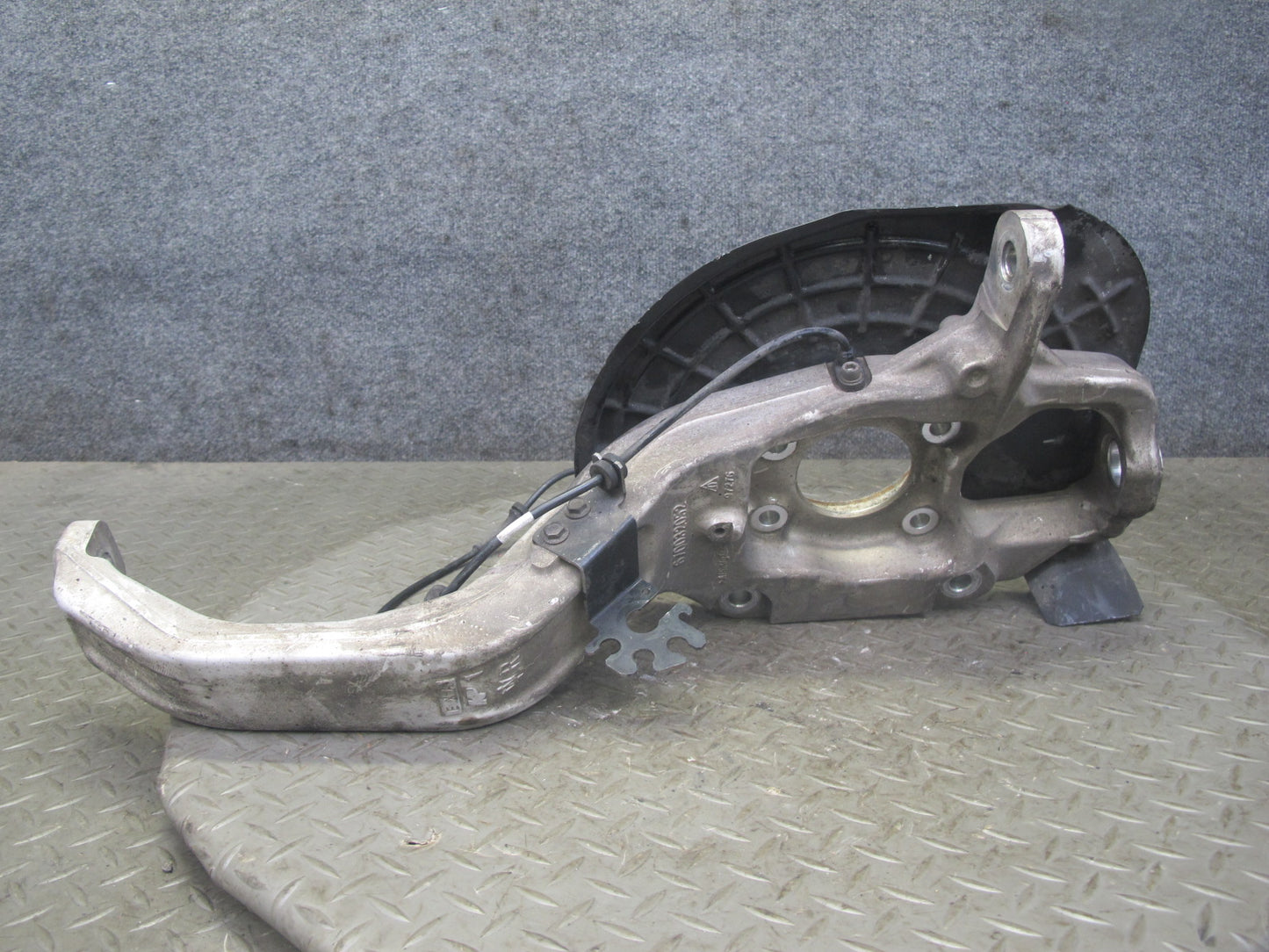 2017-2020 Maserati Levante M161 AWD Front Right Passenger Side Spindle Knuckle