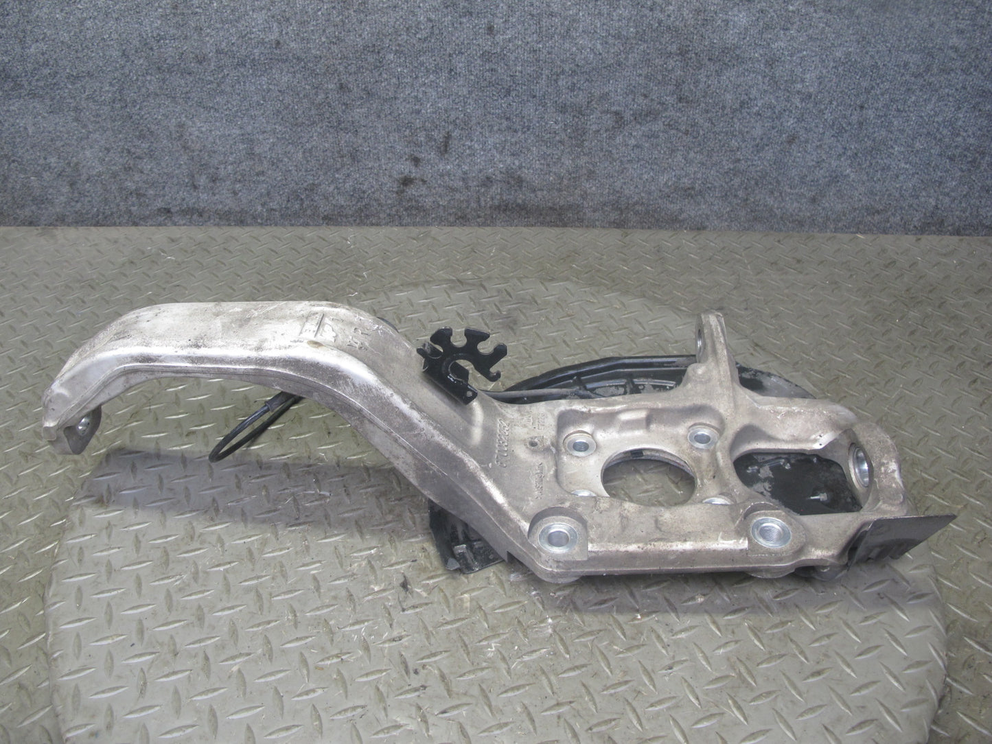 2017-2020 Maserati Levante M161 AWD Front Right Passenger Side Spindle Knuckle