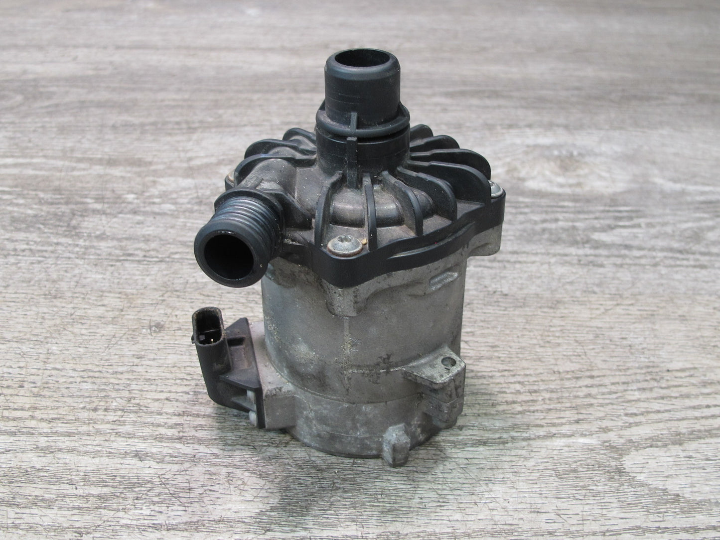 2012-2018 BMW F12 F13 M6 S63T Engine Radiator Auxiliary Water Pump