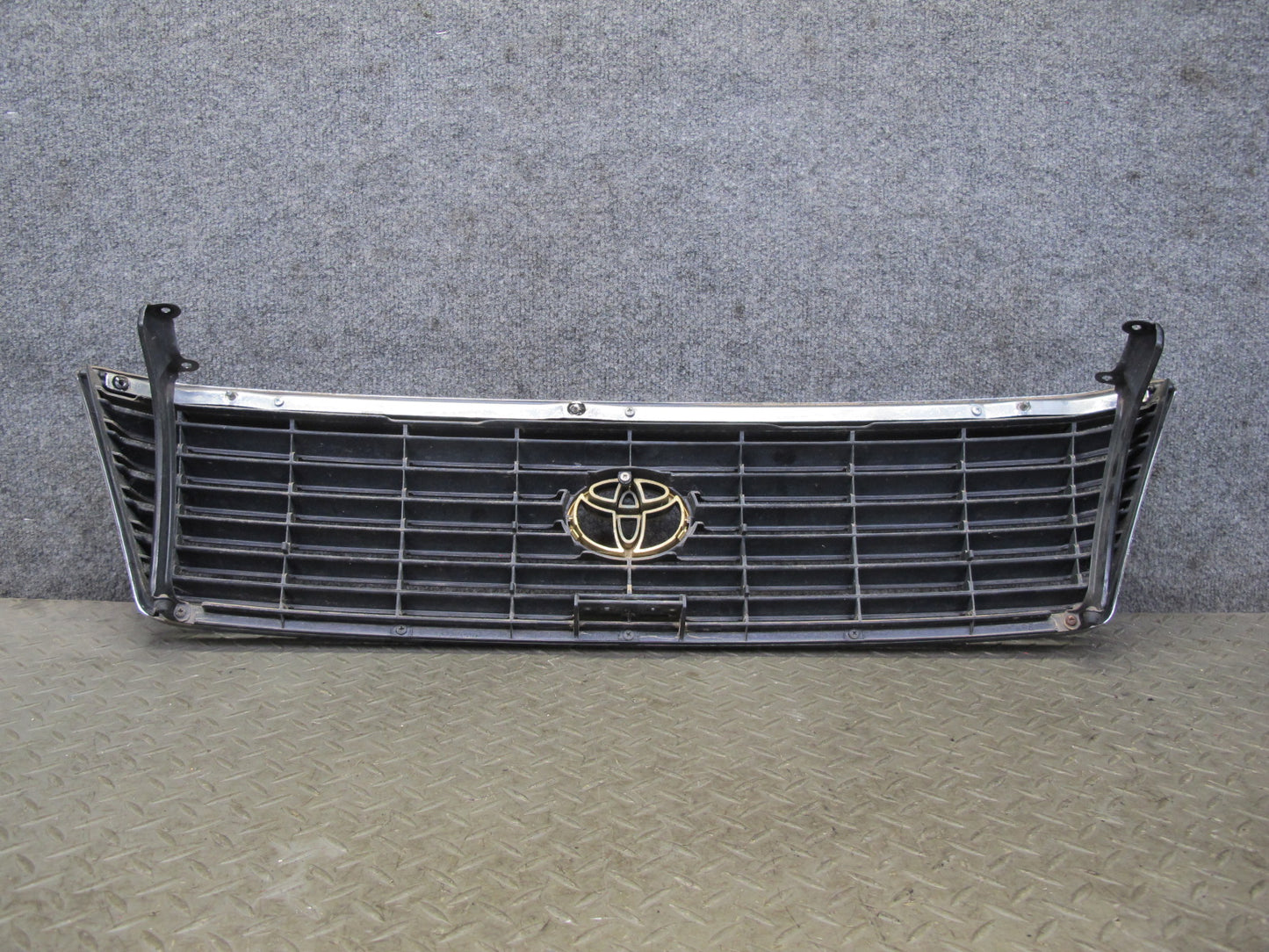 95-97 Toyota Celsior UCF20 Front Upper Hood Chrome Grille w Emblem OEM