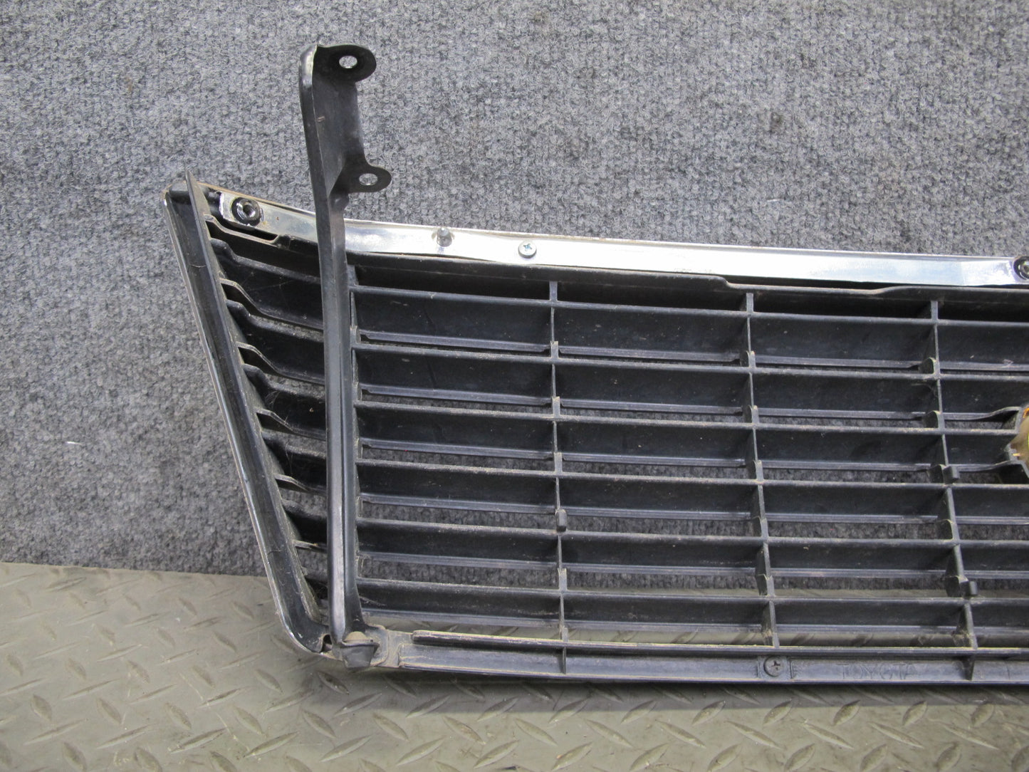95-97 Toyota Celsior UCF20 Front Upper Hood Chrome Grille w Emblem OEM