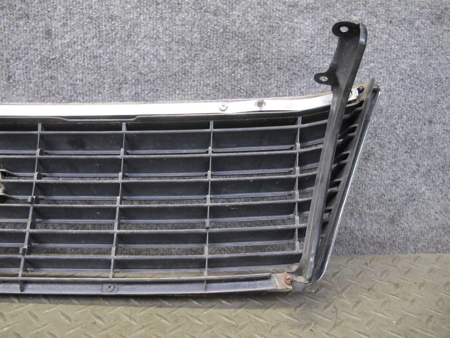 95-97 Toyota Celsior UCF20 Front Upper Hood Chrome Grille w Emblem OEM