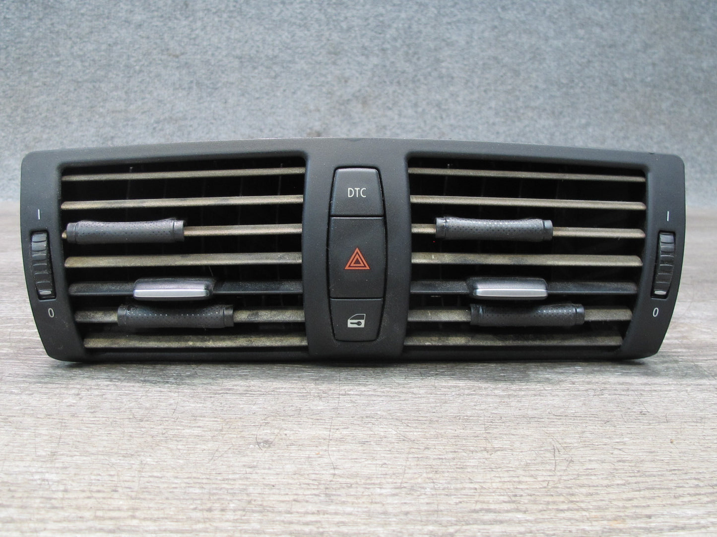 08-13 BMW E82 E88 135I Dash Center A/C Air Vent w Switch Black OEM