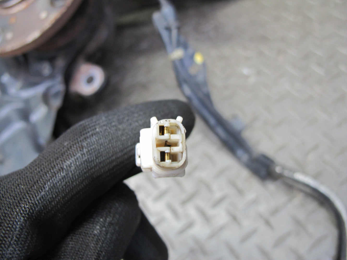 95-97 Toyota Celsior Lexus LS400 UCF20 Front Left Knuckle Wheel Hub Bearing OEM