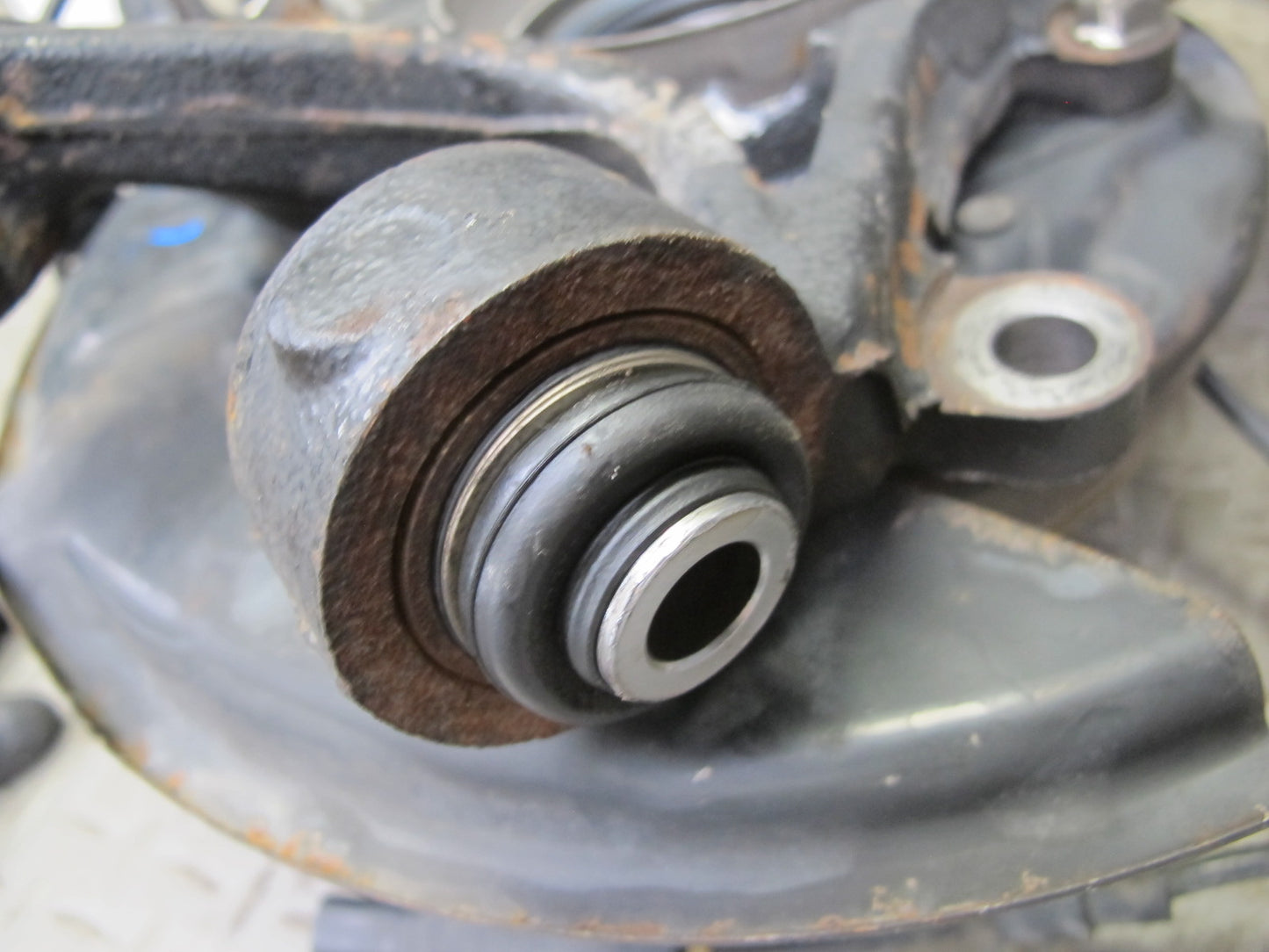 95-97 Toyota Celsior Lexus LS400 UCF20 Rear Right Knuckle Wheel Hub Bearing OEM