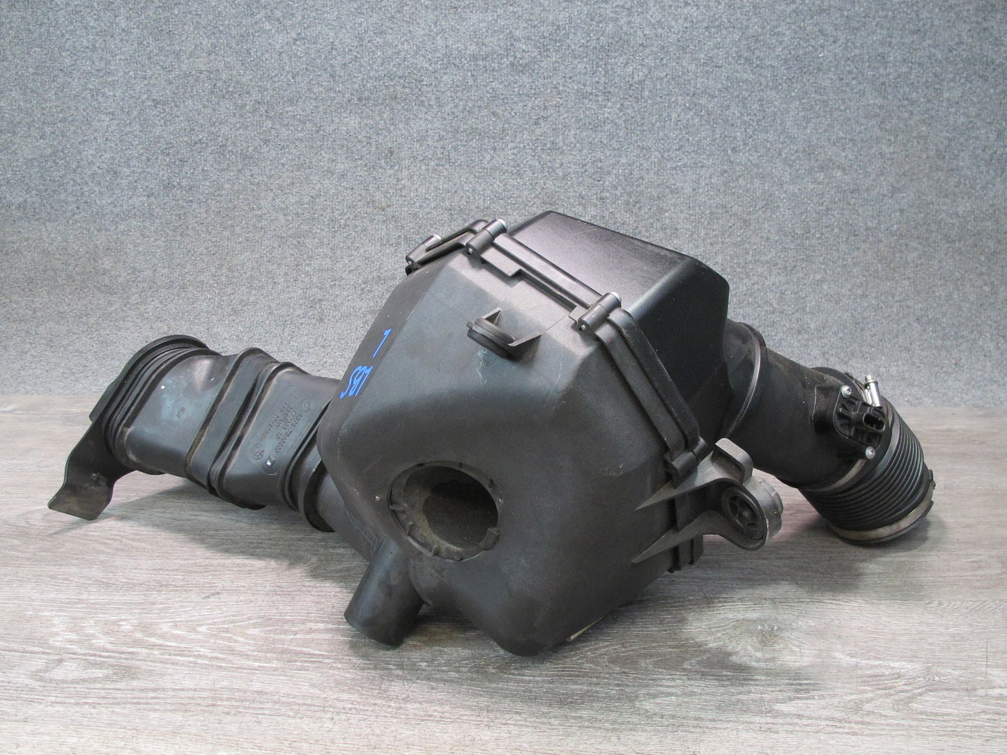 2012-2018 BMW F12 F13 M6 S63T Left Side Engine Air Intake Muffler Box Housing