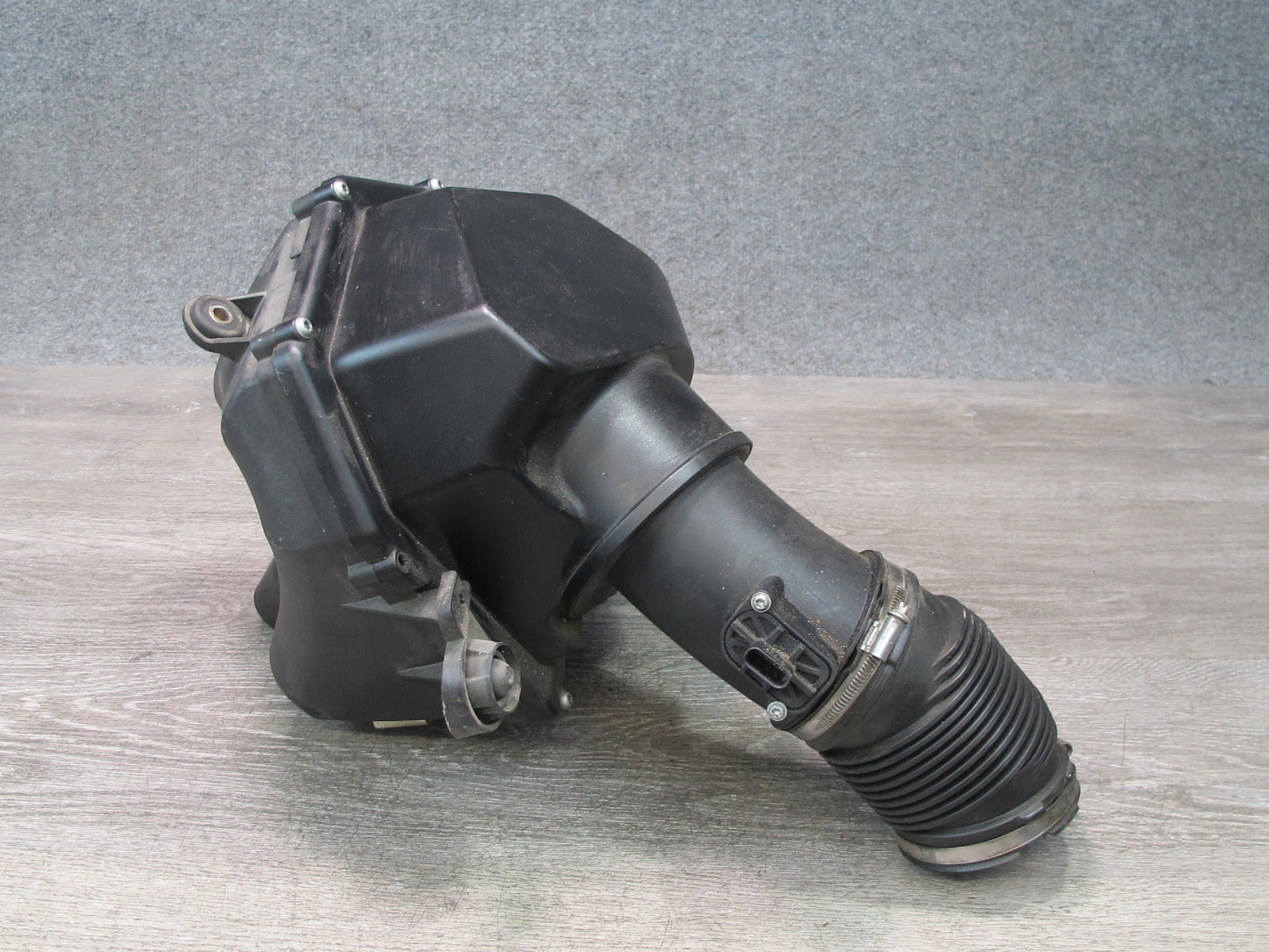 2012-2018 BMW F12 F13 M6 S63T Left Side Engine Air Intake Muffler Box Housing