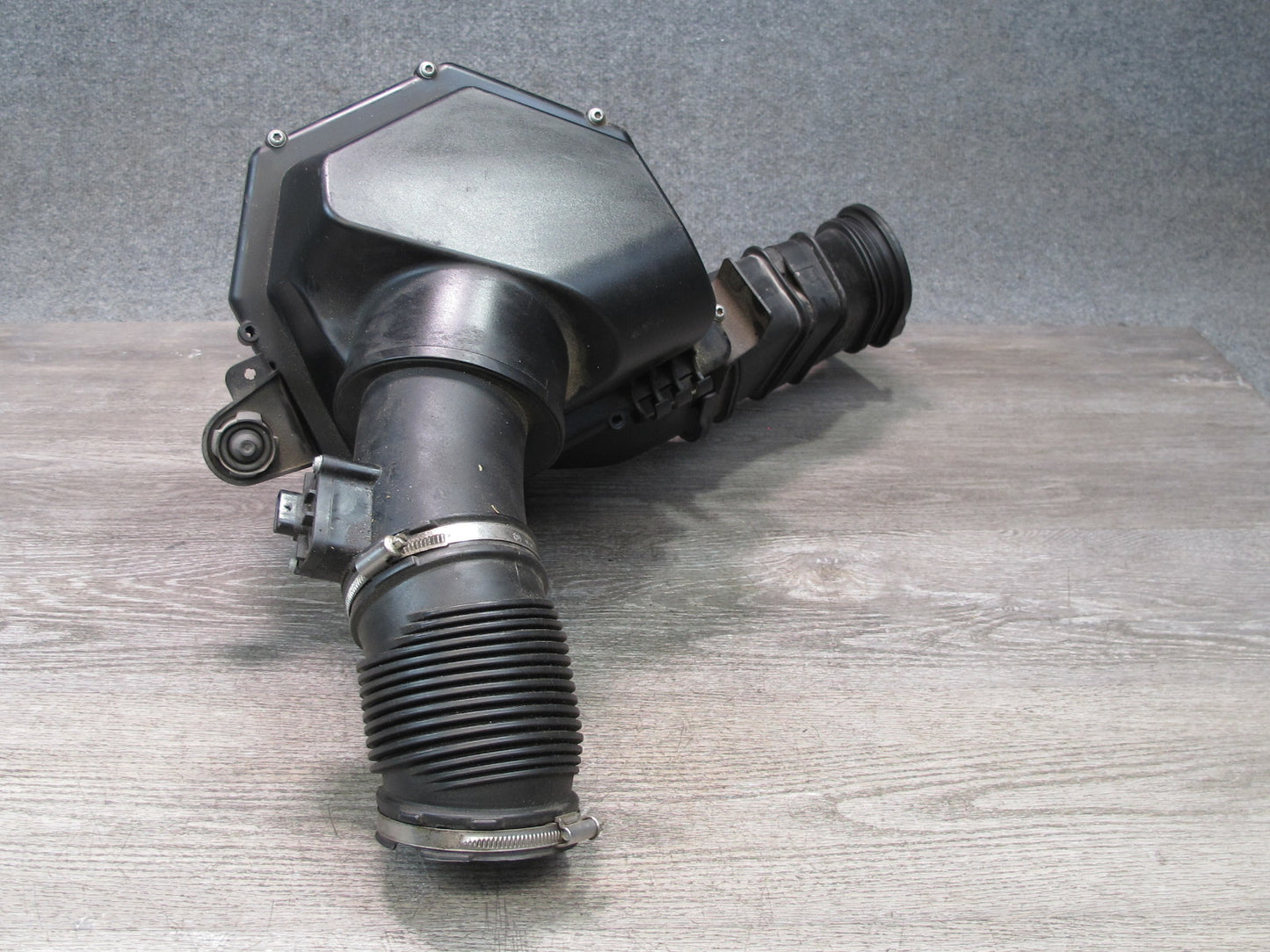 2012-2018 BMW F12 F13 M6 S63T Left Side Engine Air Intake Muffler Box Housing