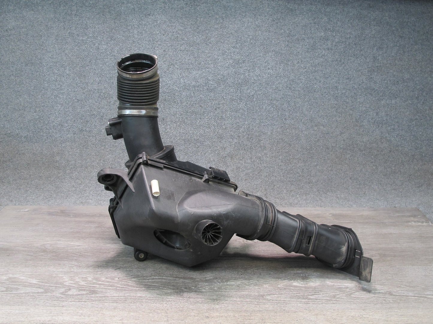 2012-2018 BMW F12 F13 M6 S63T Left Side Engine Air Intake Muffler Box Housing