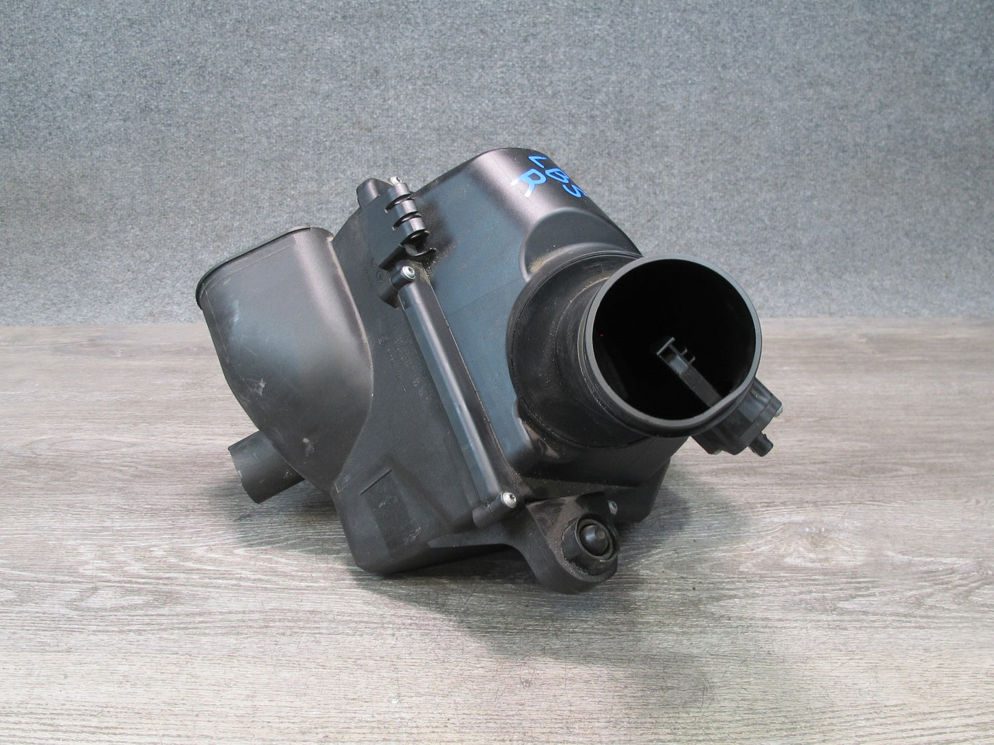 2012-2018 BMW F12 F13 M6 S63T Right Side Engine Air Intake Muffler Box Housing