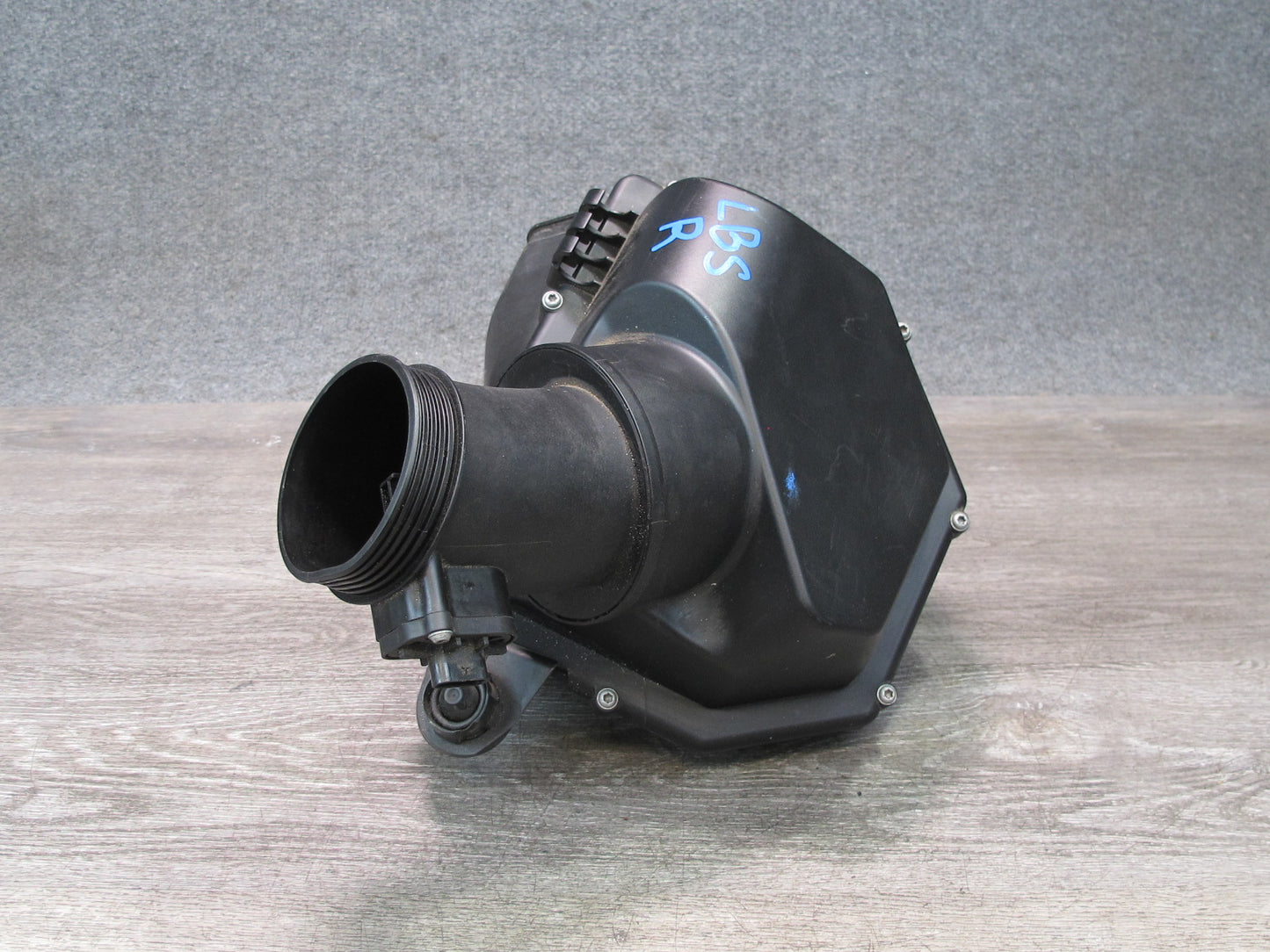 2012-2018 BMW F12 F13 M6 S63T Right Side Engine Air Intake Muffler Box Housing