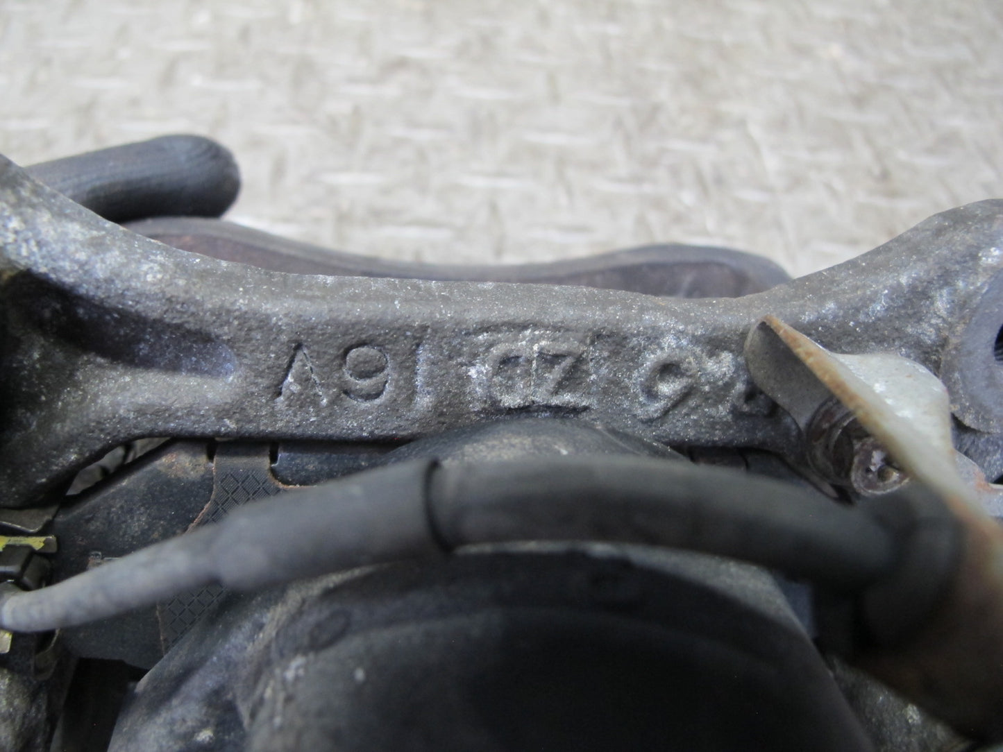 95-97 Toyota Celsior Lexus LS400 UCF20 Rear Left & Right Brake Caliper Set OEM