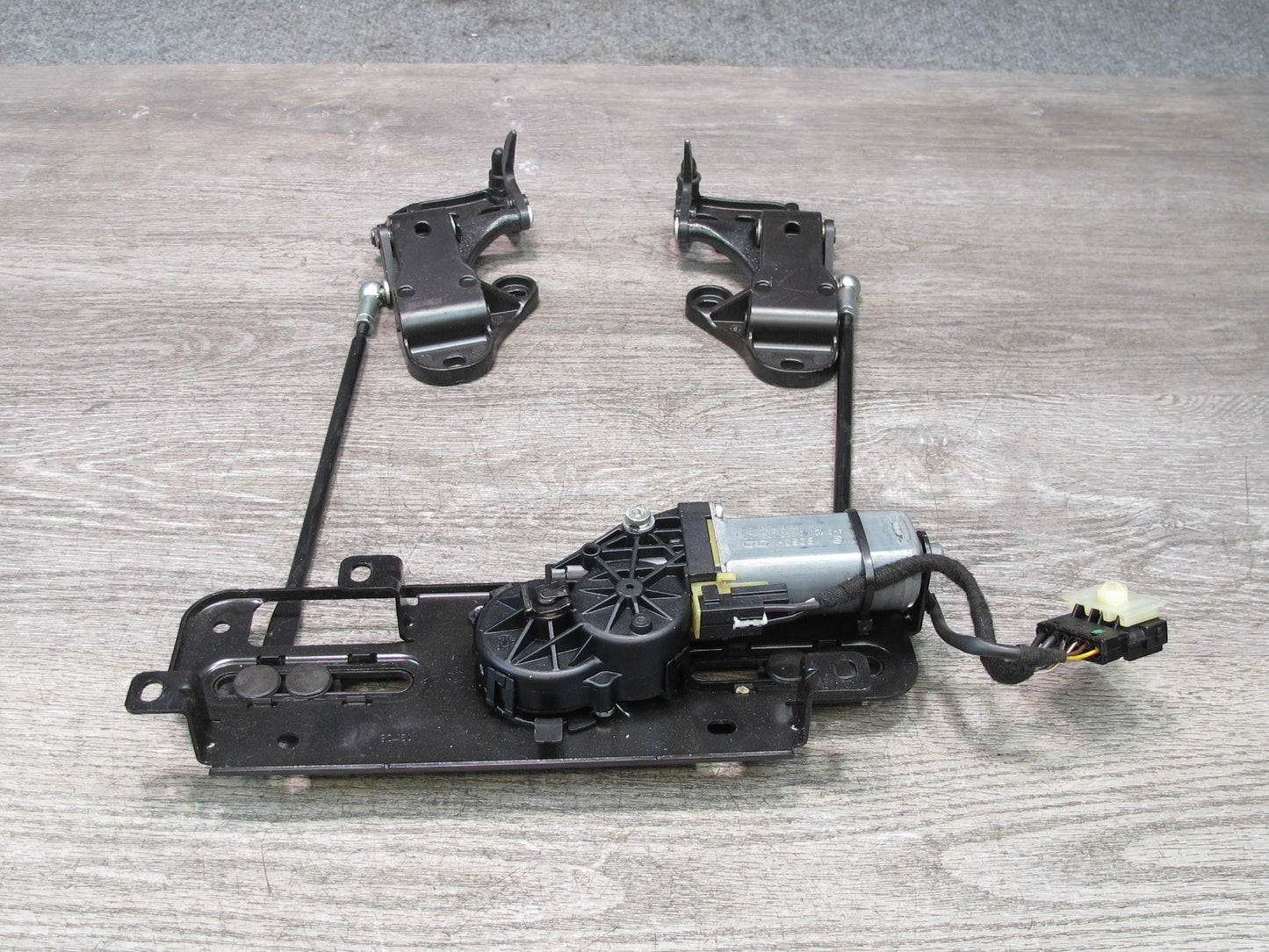 08-13 BMW E88 135i Convertible TOP Roof Lock Latch Actuator Motor Assembly OEM