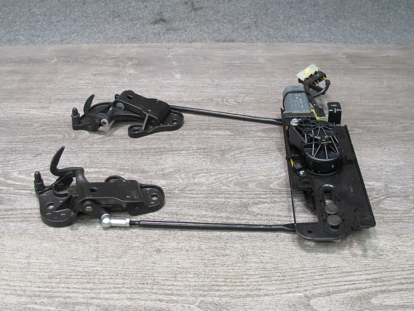 08-13 BMW E88 135i Convertible TOP Roof Lock Latch Actuator Motor Assembly OEM