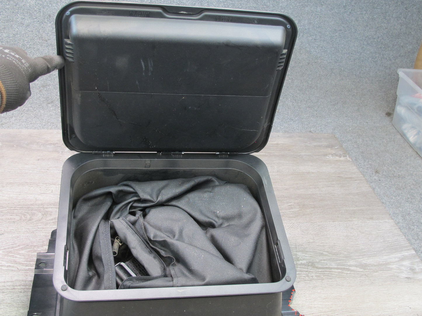 08-13 BMW E88 135I Convert Rear Trunk Lid SKI BAG Housing Storage Assembly OEM