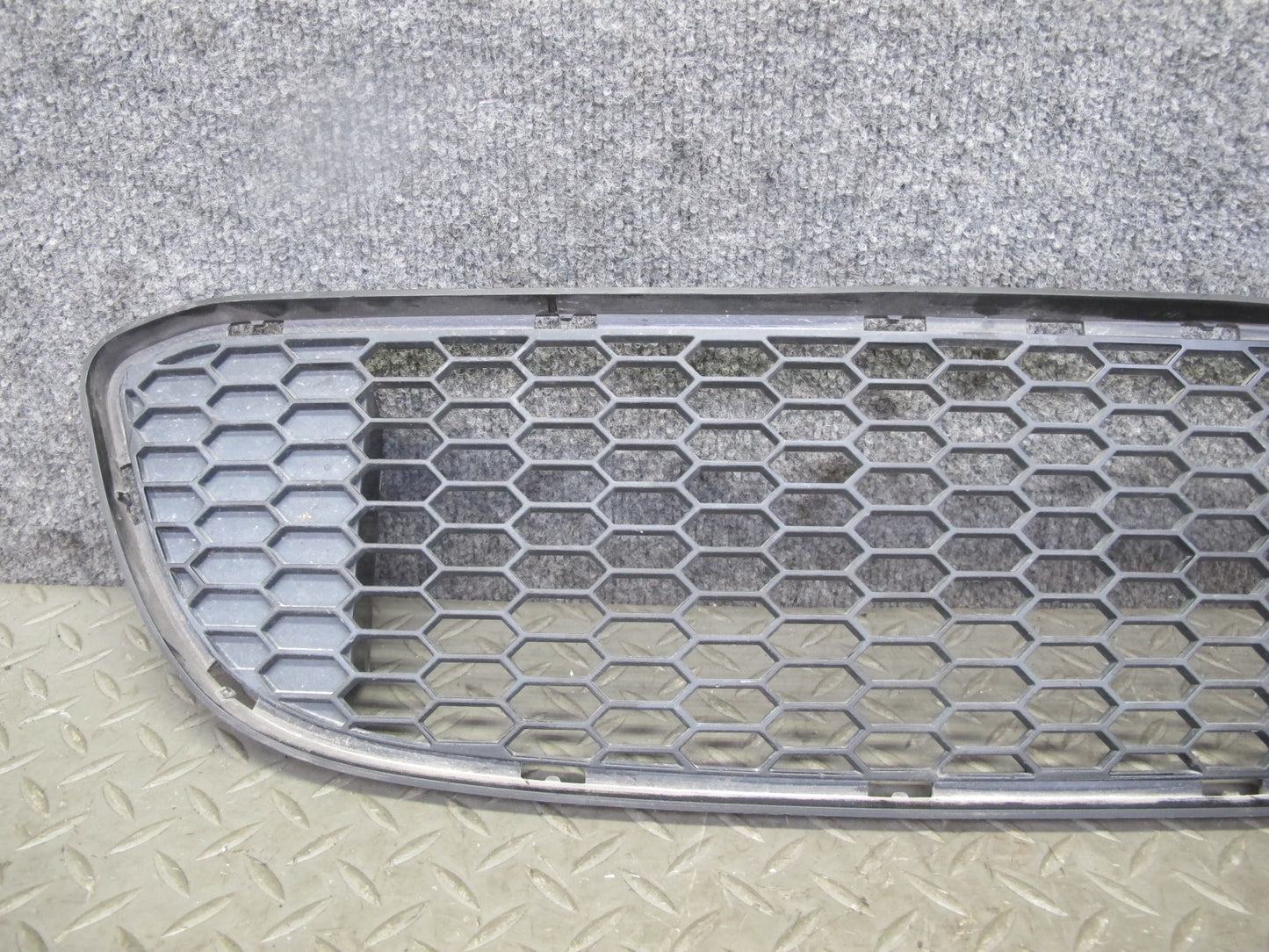 08-13 BMW E82 E88 135I Front Bumper M-sport Center Lower Air Vent Grille OEM