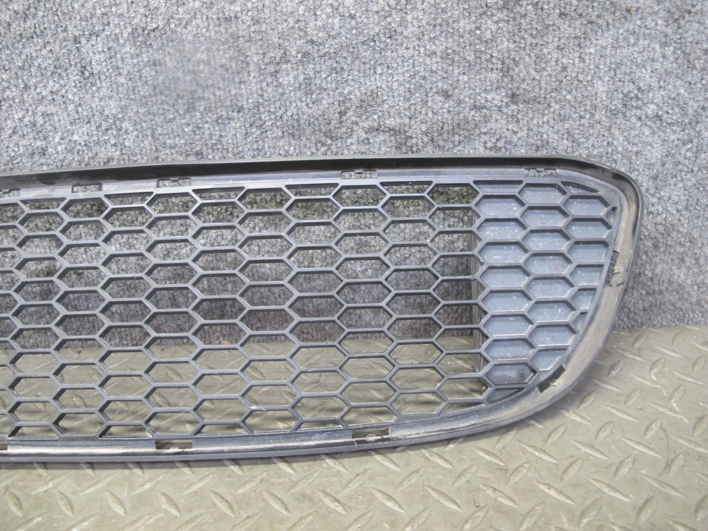 08-13 BMW E82 E88 135I Front Bumper M-sport Center Lower Air Vent Grille OEM