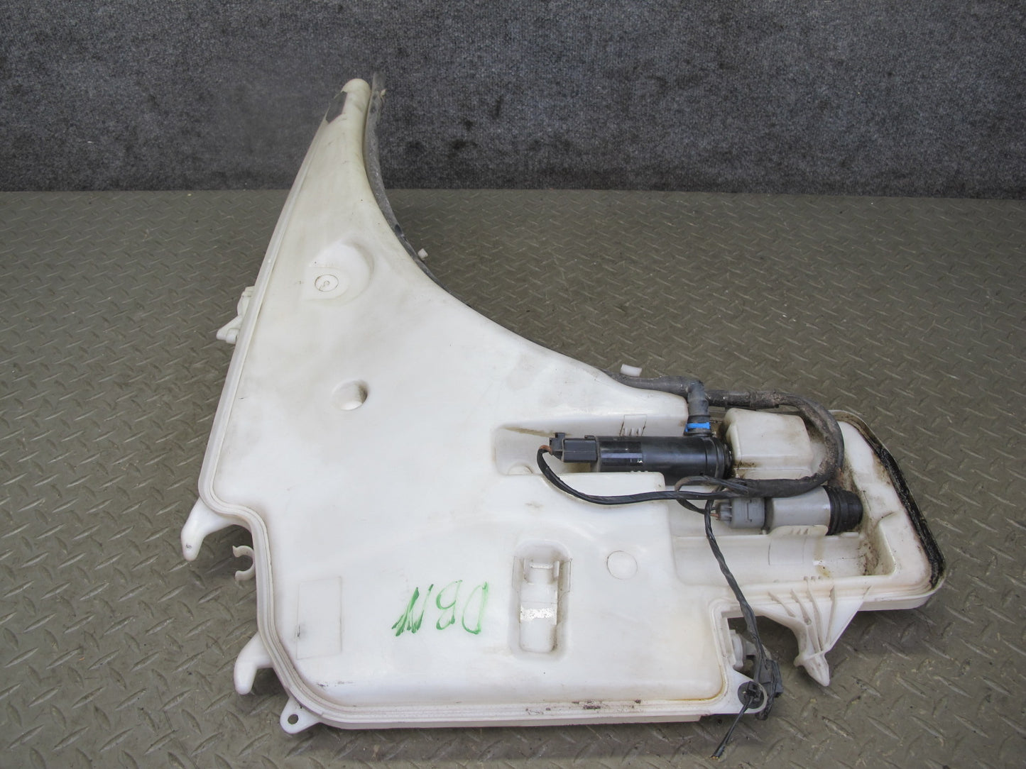 08-13 BMW E82 E88 135i Windshield Washer Fluid Reservoir Tank 7229536 OEM