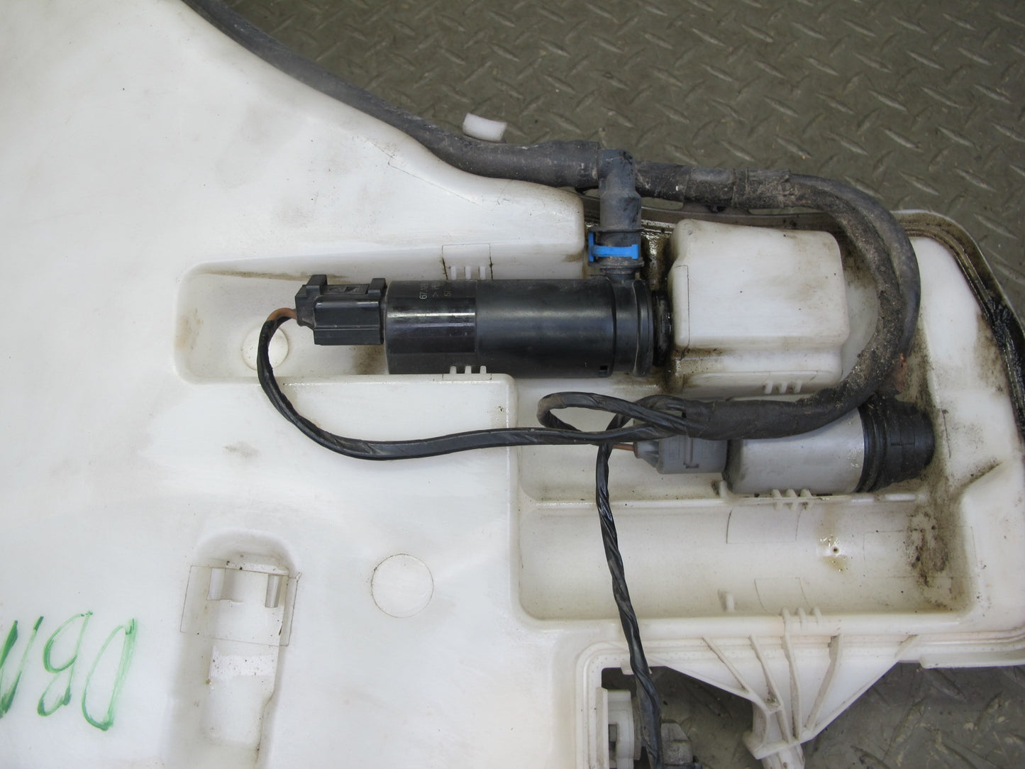 08-13 BMW E82 E88 135i Windshield Washer Fluid Reservoir Tank 7229536 OEM
