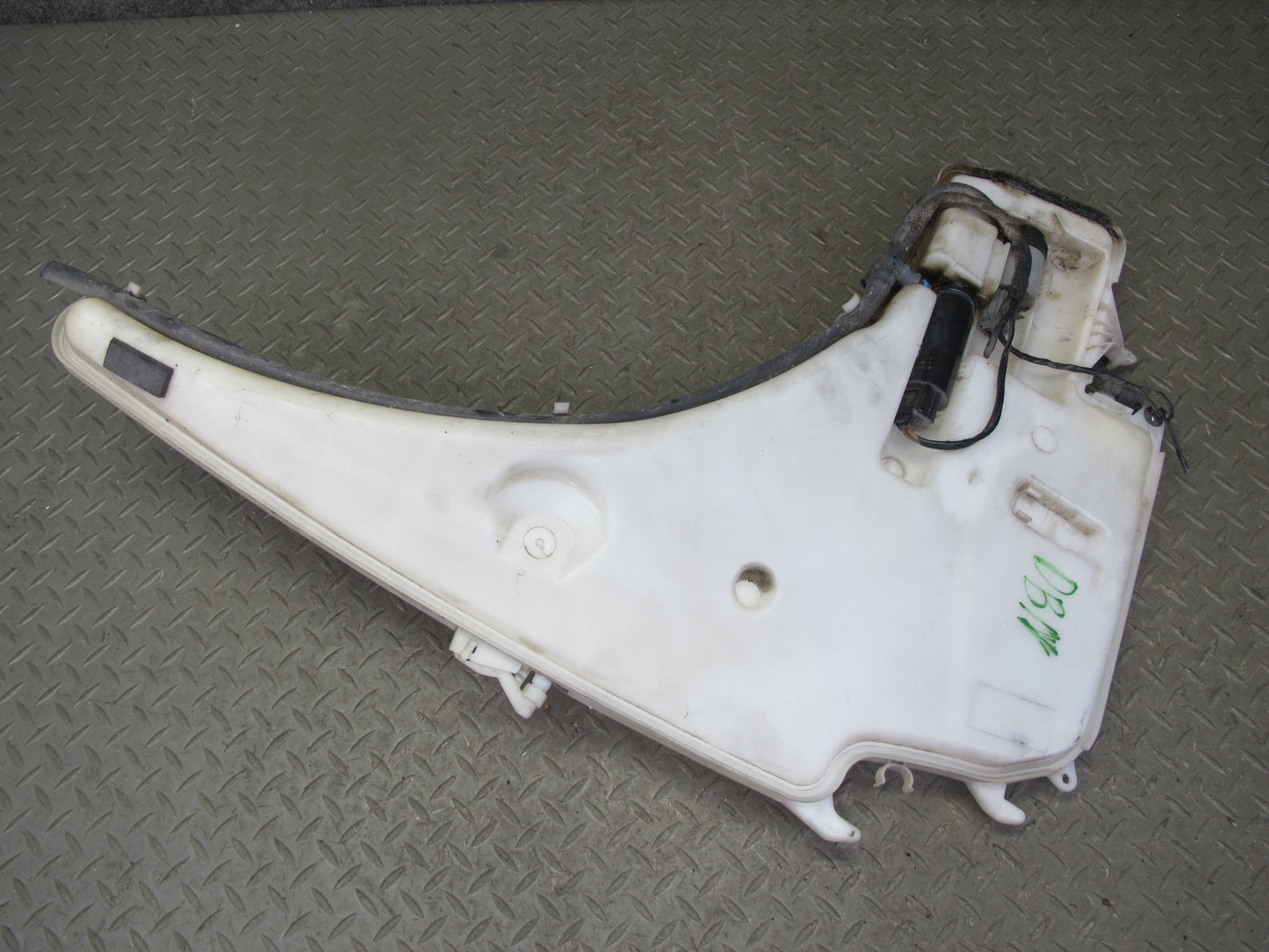 08-13 BMW E82 E88 135i Windshield Washer Fluid Reservoir Tank 7229536 OEM