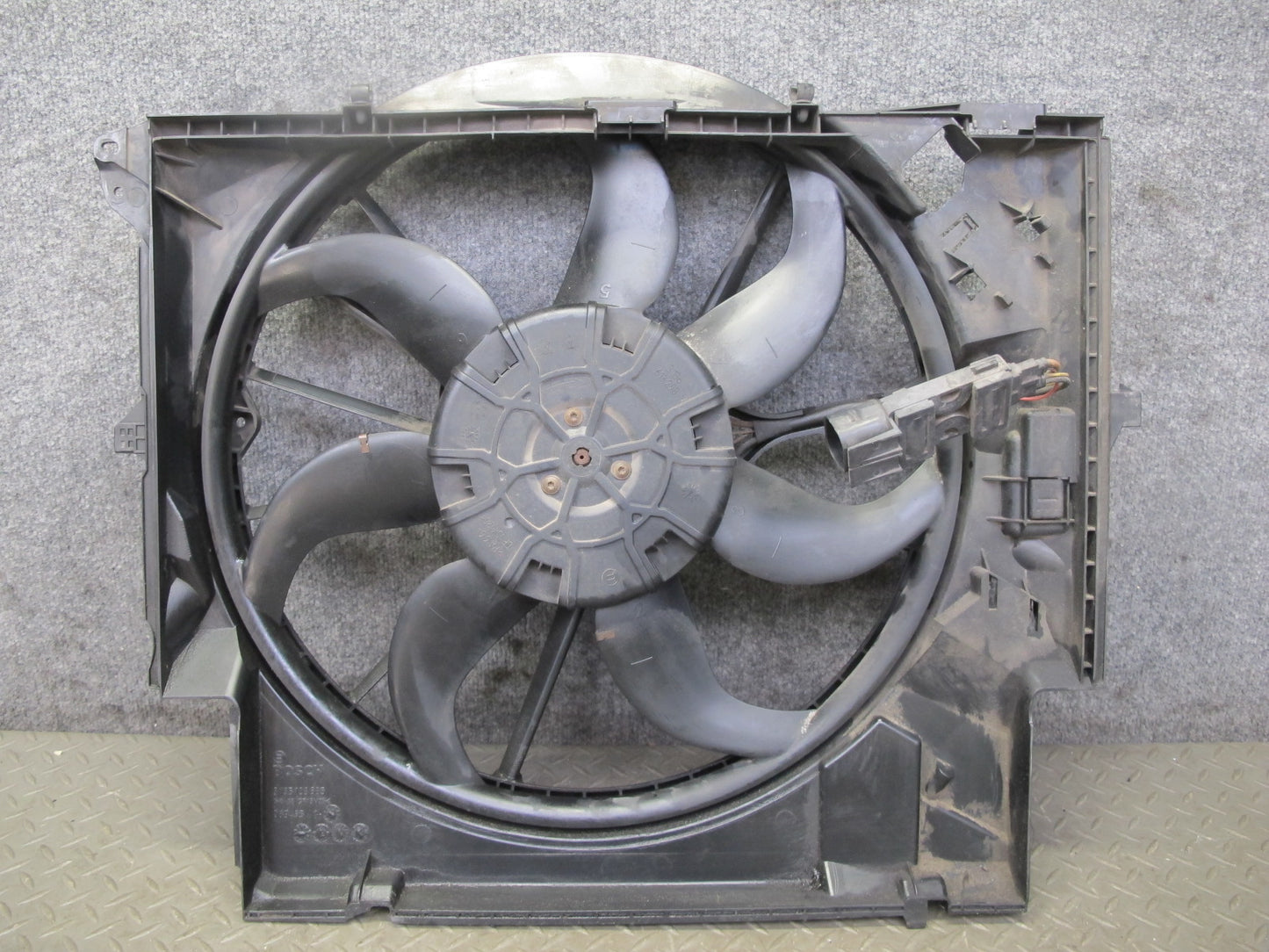 08-13 BMW E82 E88 135i Engine Radiator Cooling Fan w Housing Assy 7561712 OEM